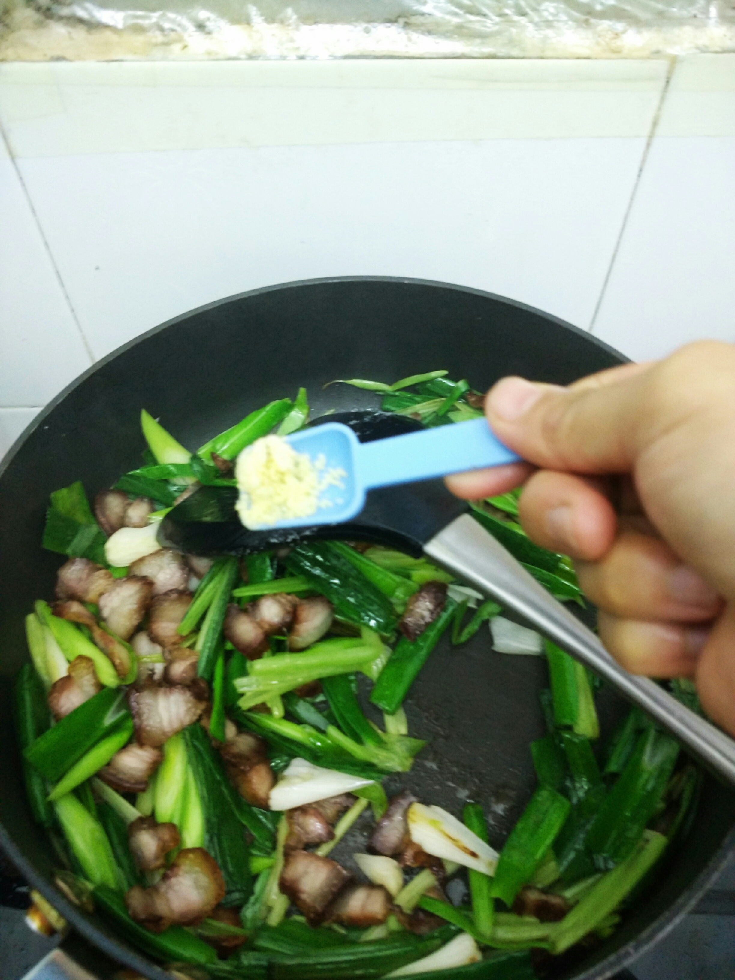 蒜苗芹菜炒臘肉的做法 步骤10