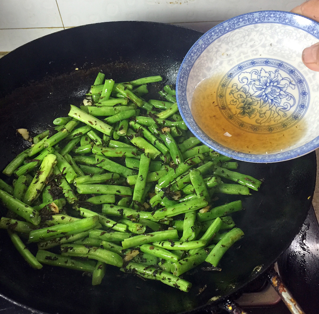 梅干菜炒四季豆的做法 步骤5