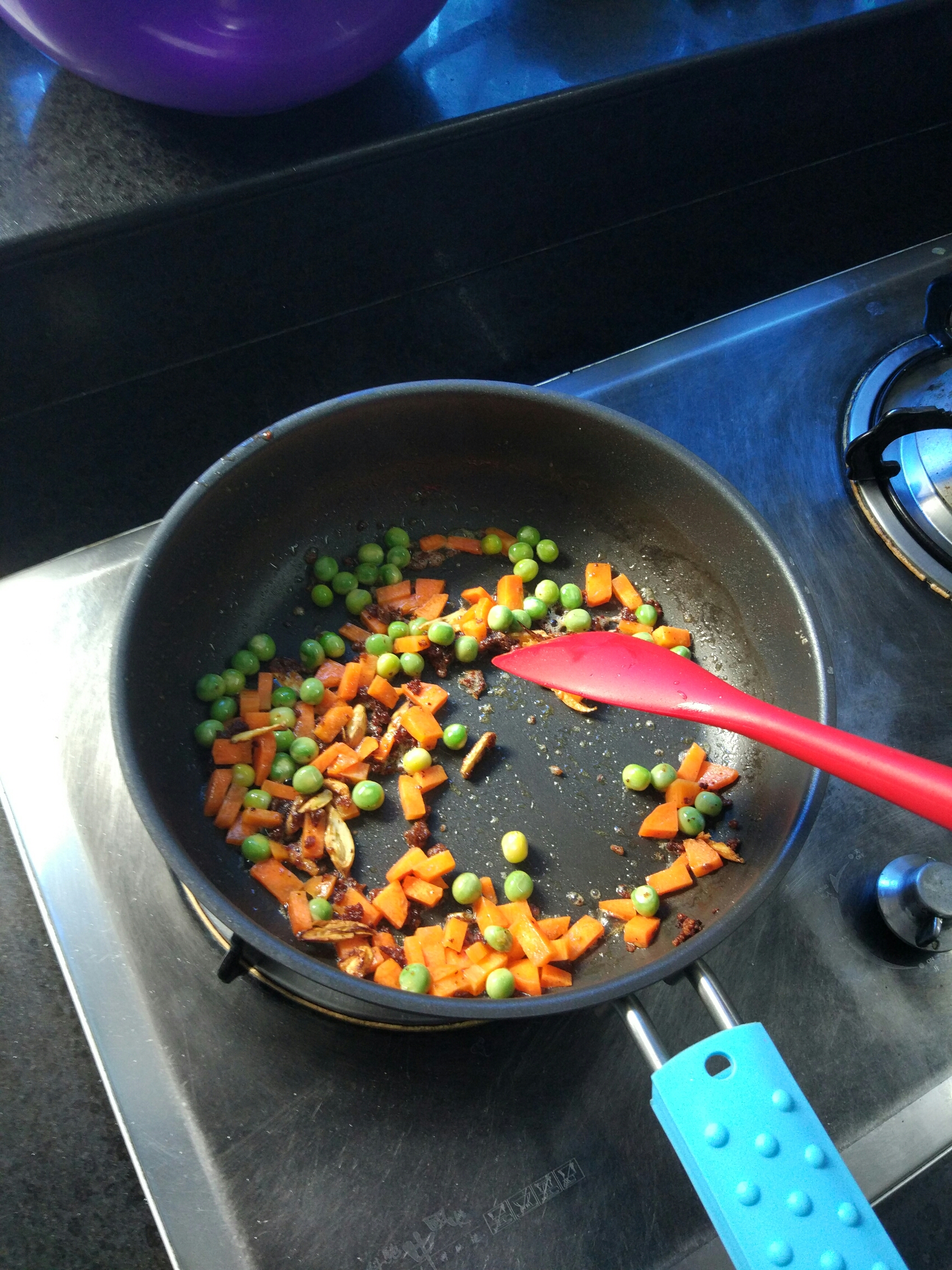 臘腸青豆胡蘿卜炒飯的做法 步骤4