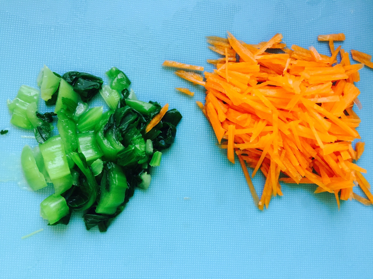 寶寶輔食 三文魚胡蘿卜油菜面的做法 步骤1