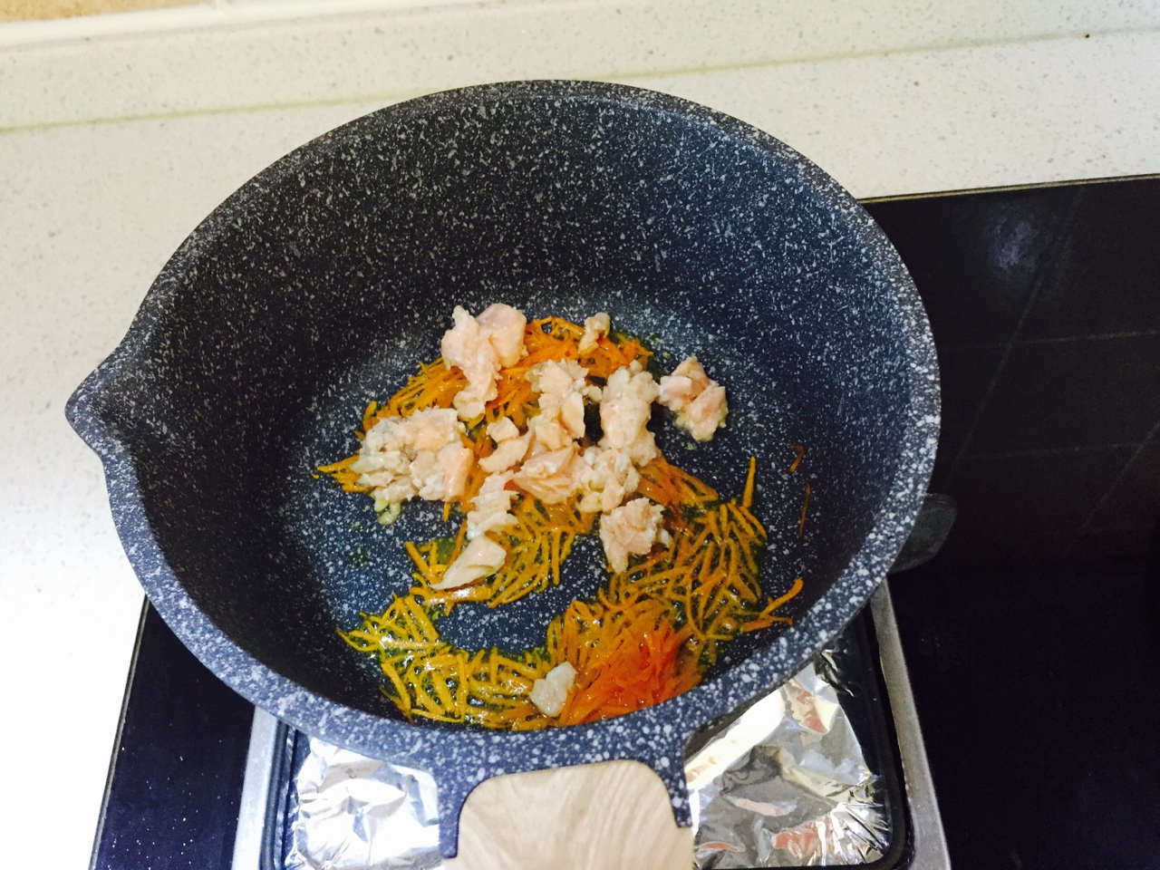 寶寶輔食 三文魚胡蘿卜油菜面的做法 步骤4