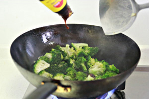 橄欖菜炒西蘭花的做法 步骤3