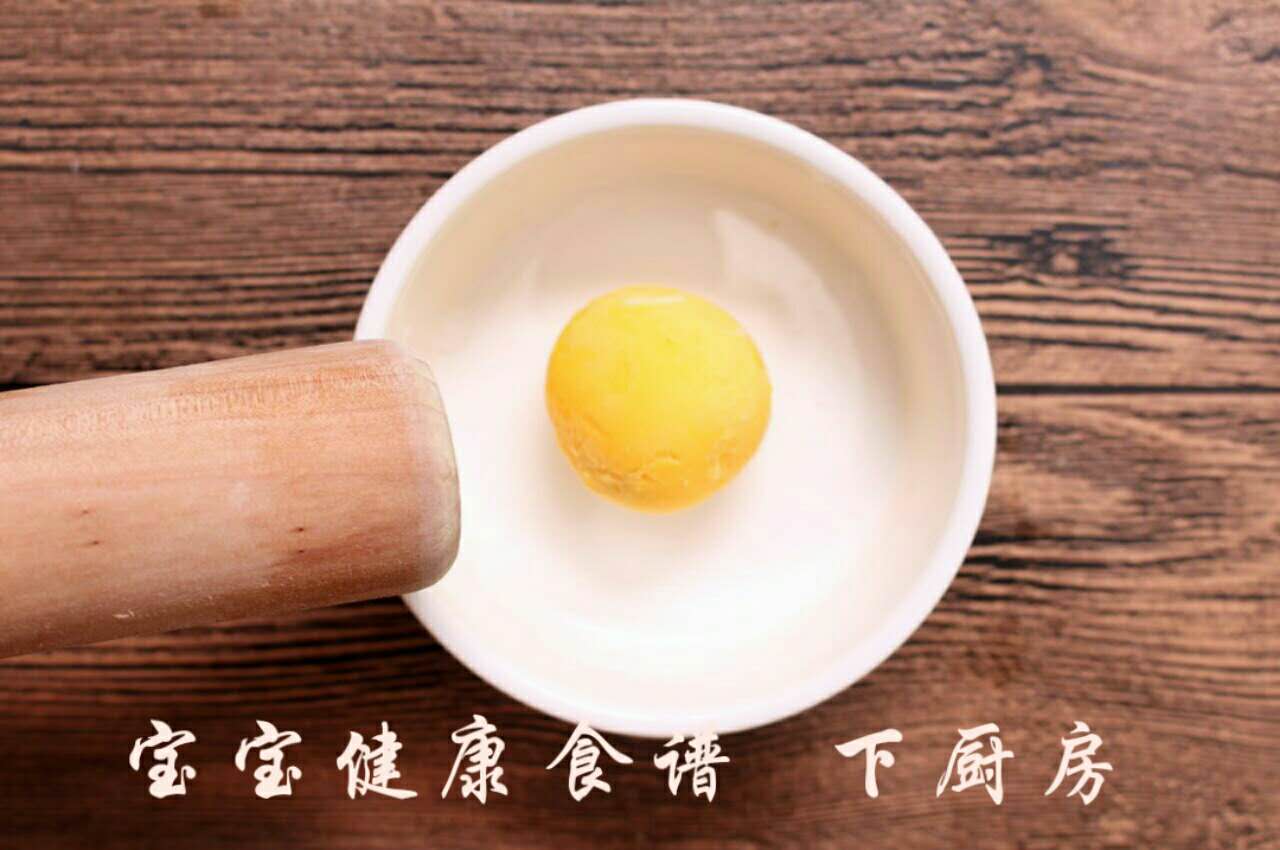 三文魚蛋黃雙色飯團的做法 步骤3