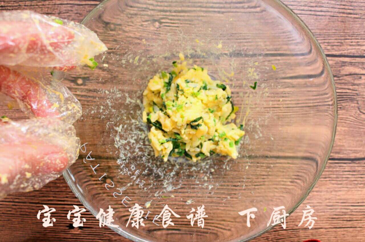 三文魚蛋黃雙色飯團的做法 步骤5