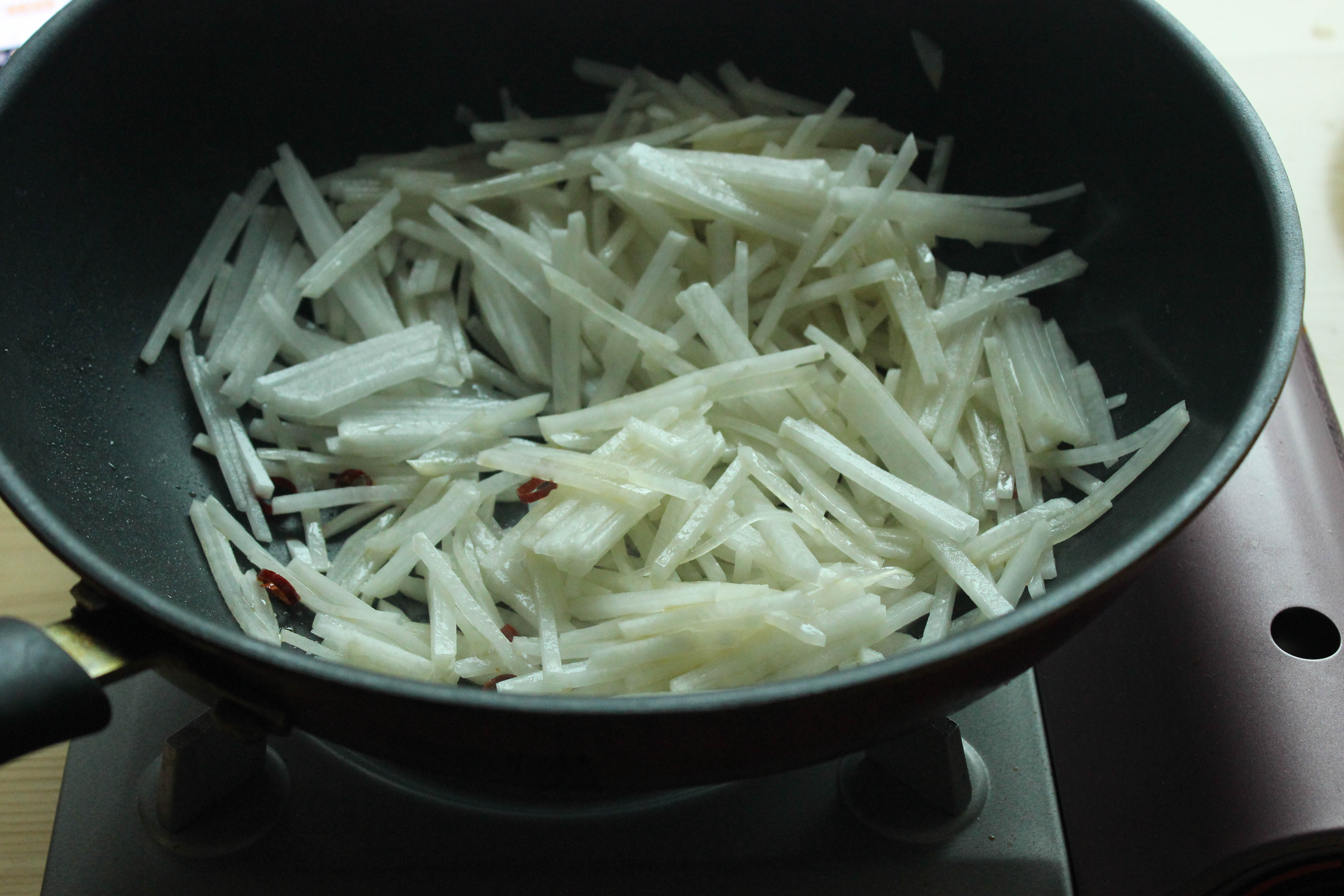 日式芝麻蘿卜絲小菜的做法 步骤1