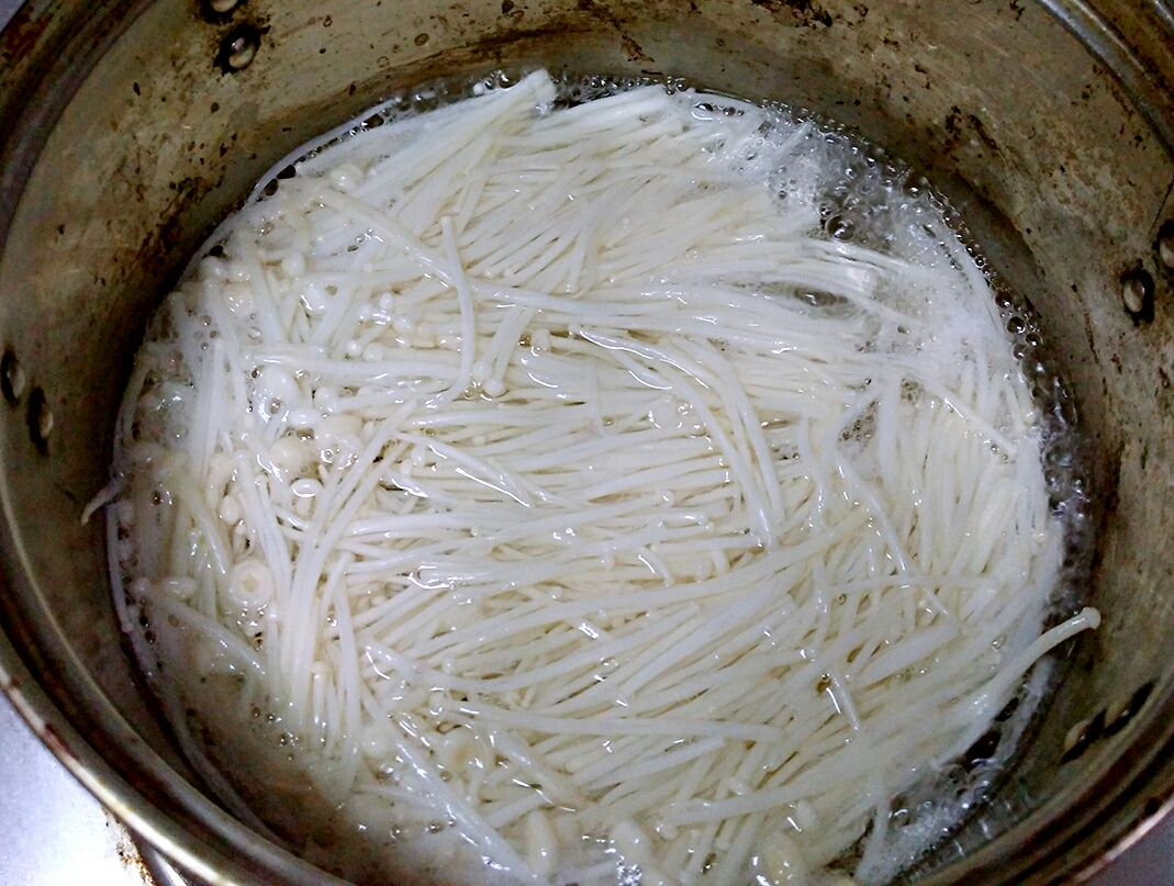 培根卷煎金針菇的做法 步骤1