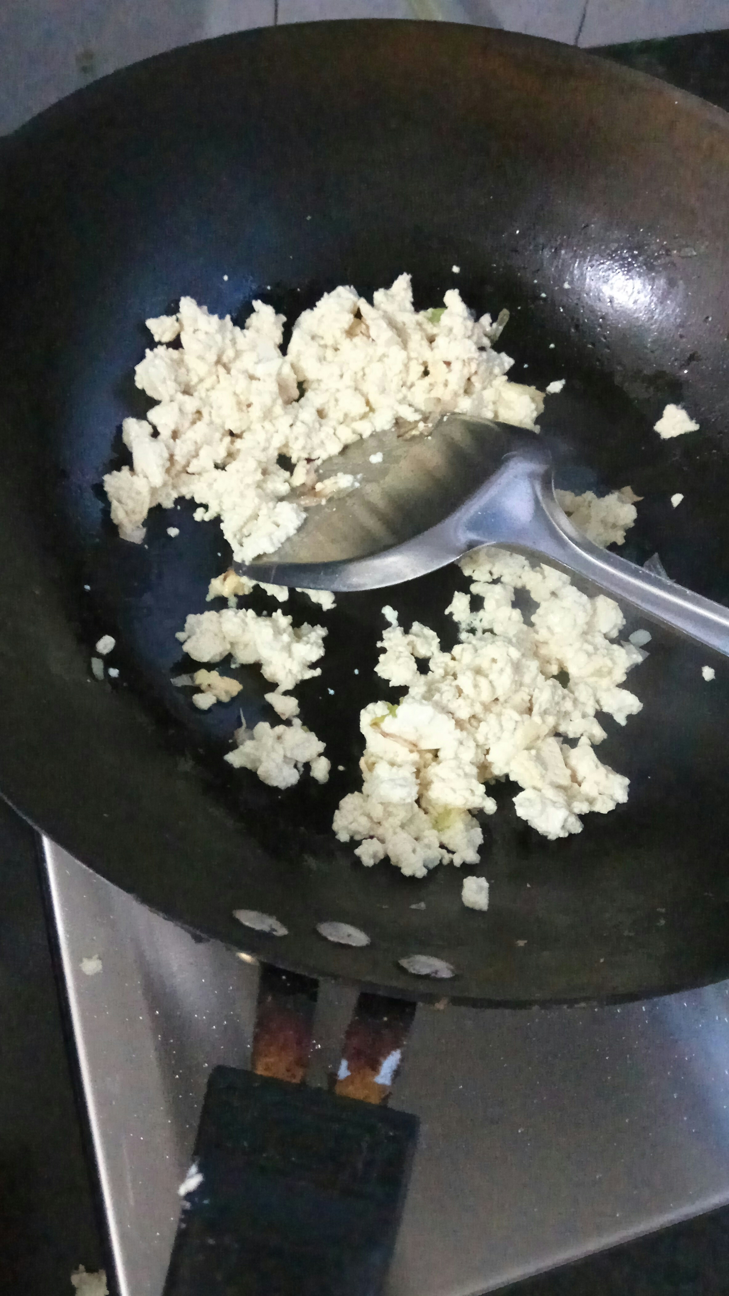 一人食素炒芹菜豆腐末的做法 步骤2