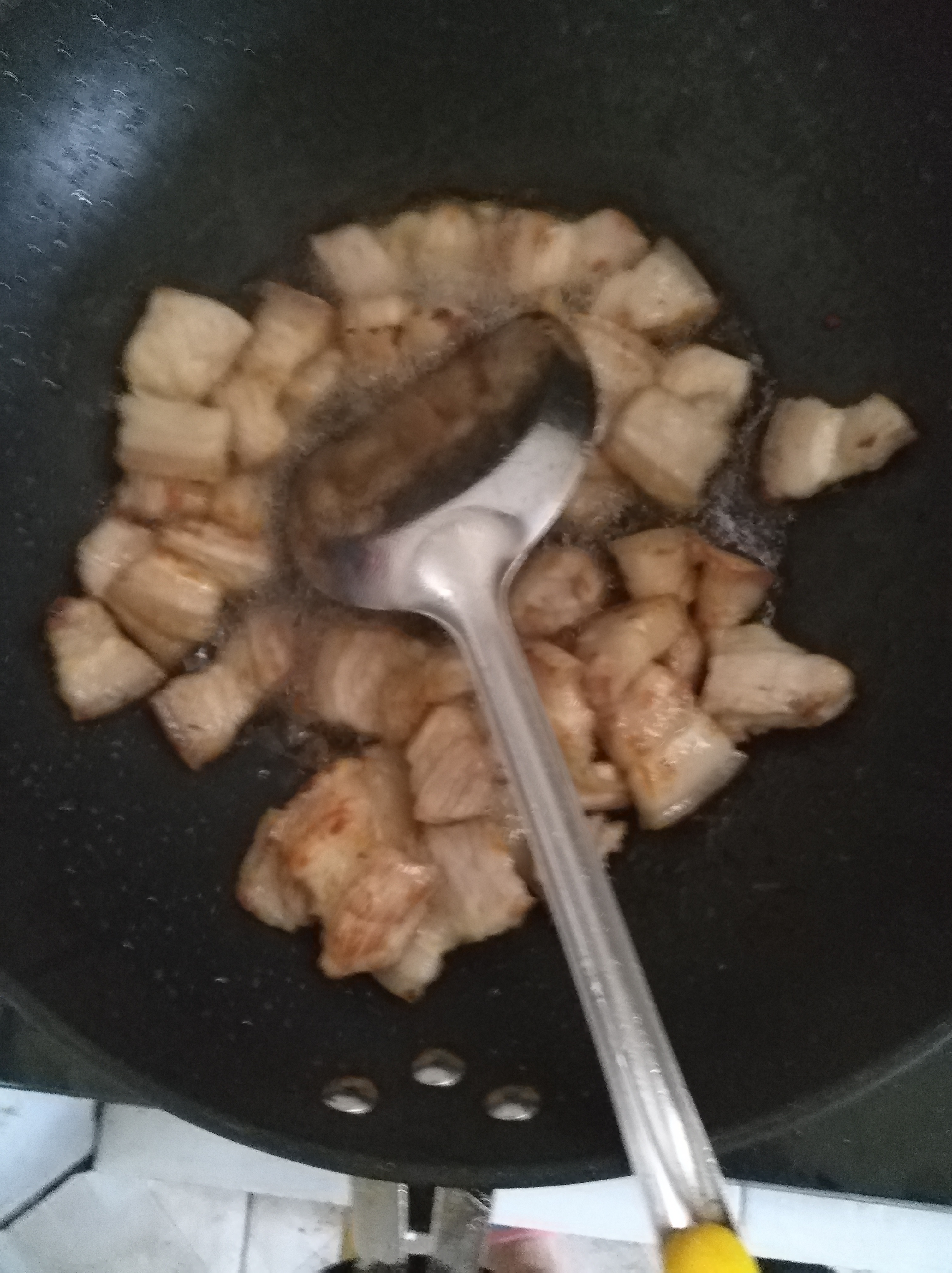 芋頭燜五花肉的做法 步骤2