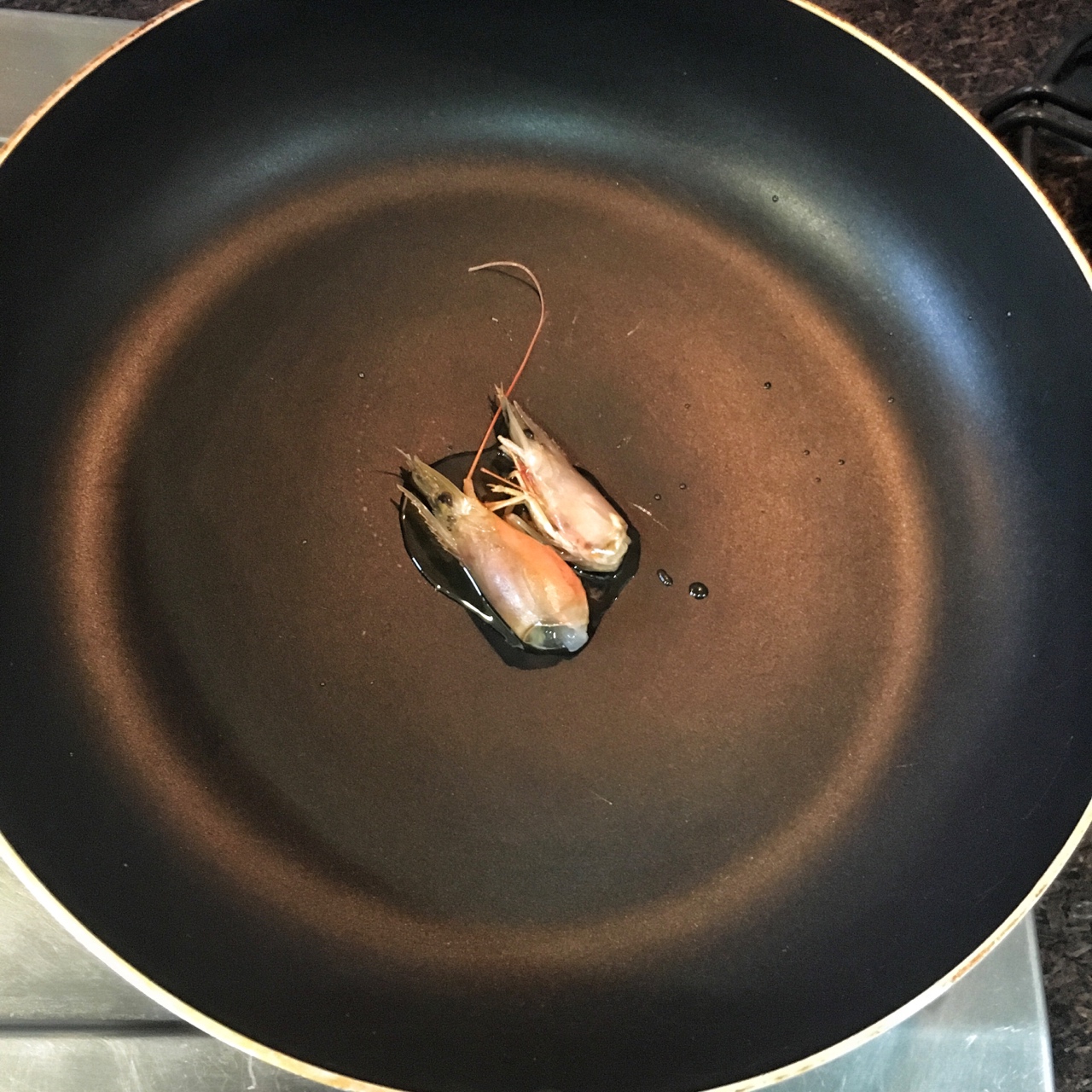 寶寶輔食牛油果炒鴿子蛋➕滑蝦的做法 步骤2