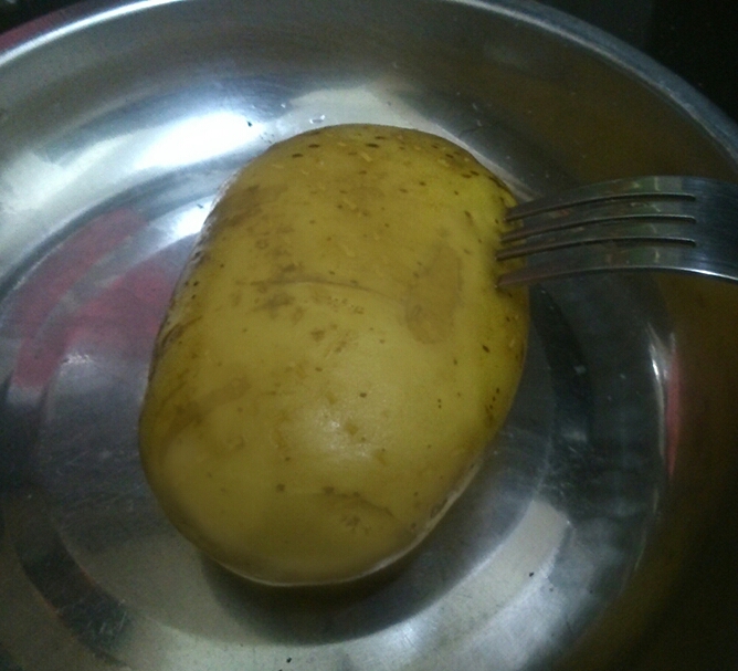 英式烤土豆(Jacket Potato) ~詳細版~的做法 步骤1