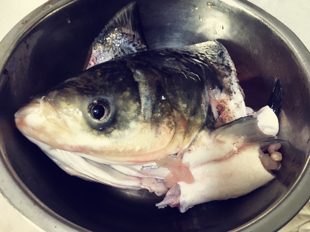 一魚三吃︰魚頭豆腐湯、魚丸、燻魚塊的做法 步骤3