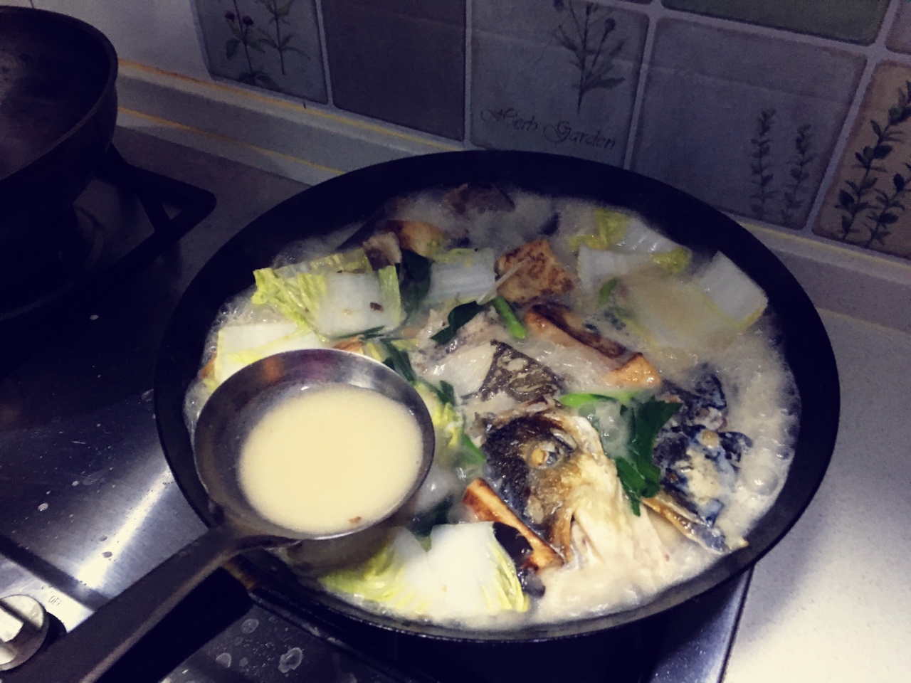 一魚三吃︰魚頭豆腐湯、魚丸、燻魚塊的做法 步骤4