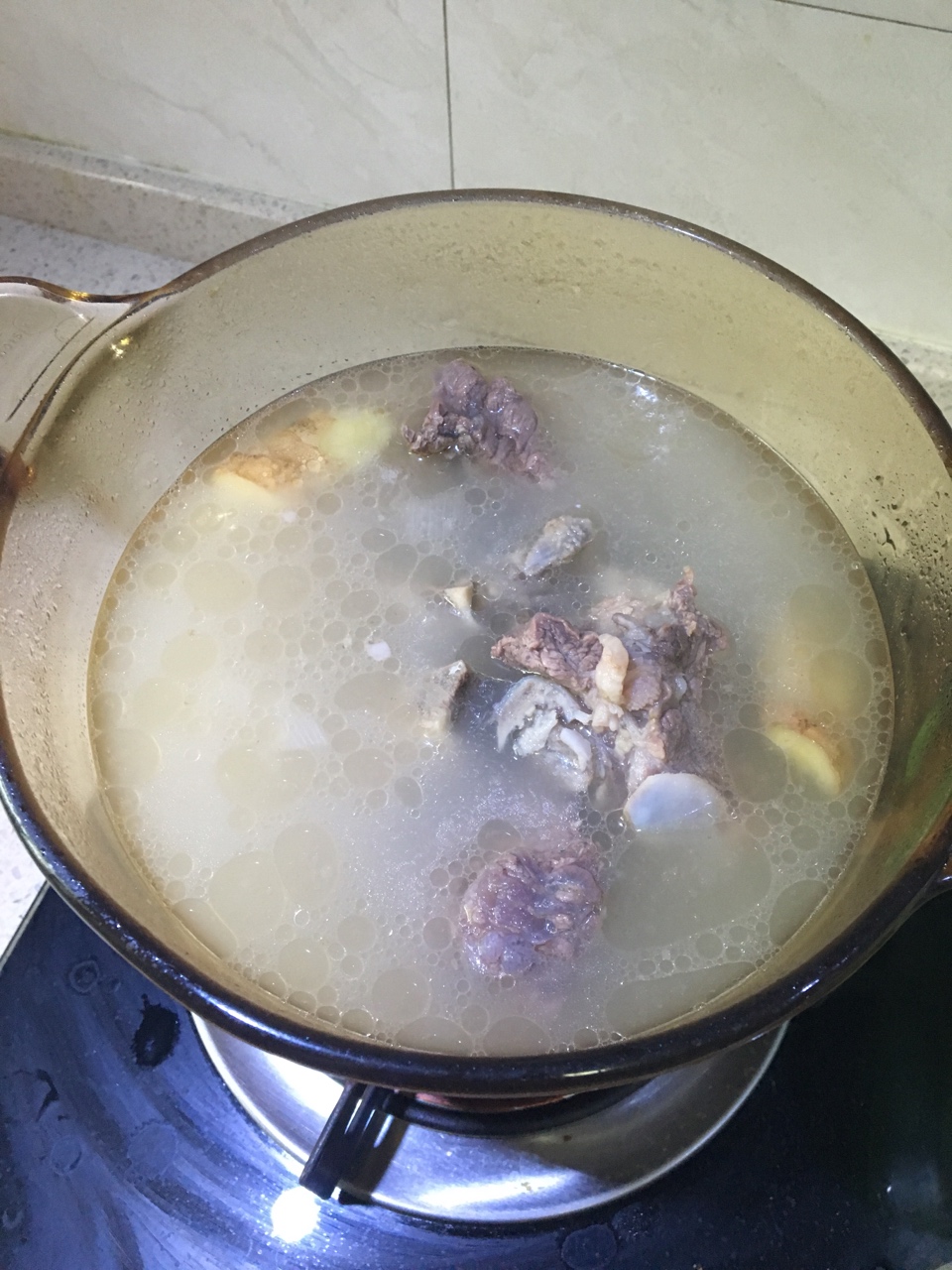 牛骨蘿卜湯的做法 步骤2
