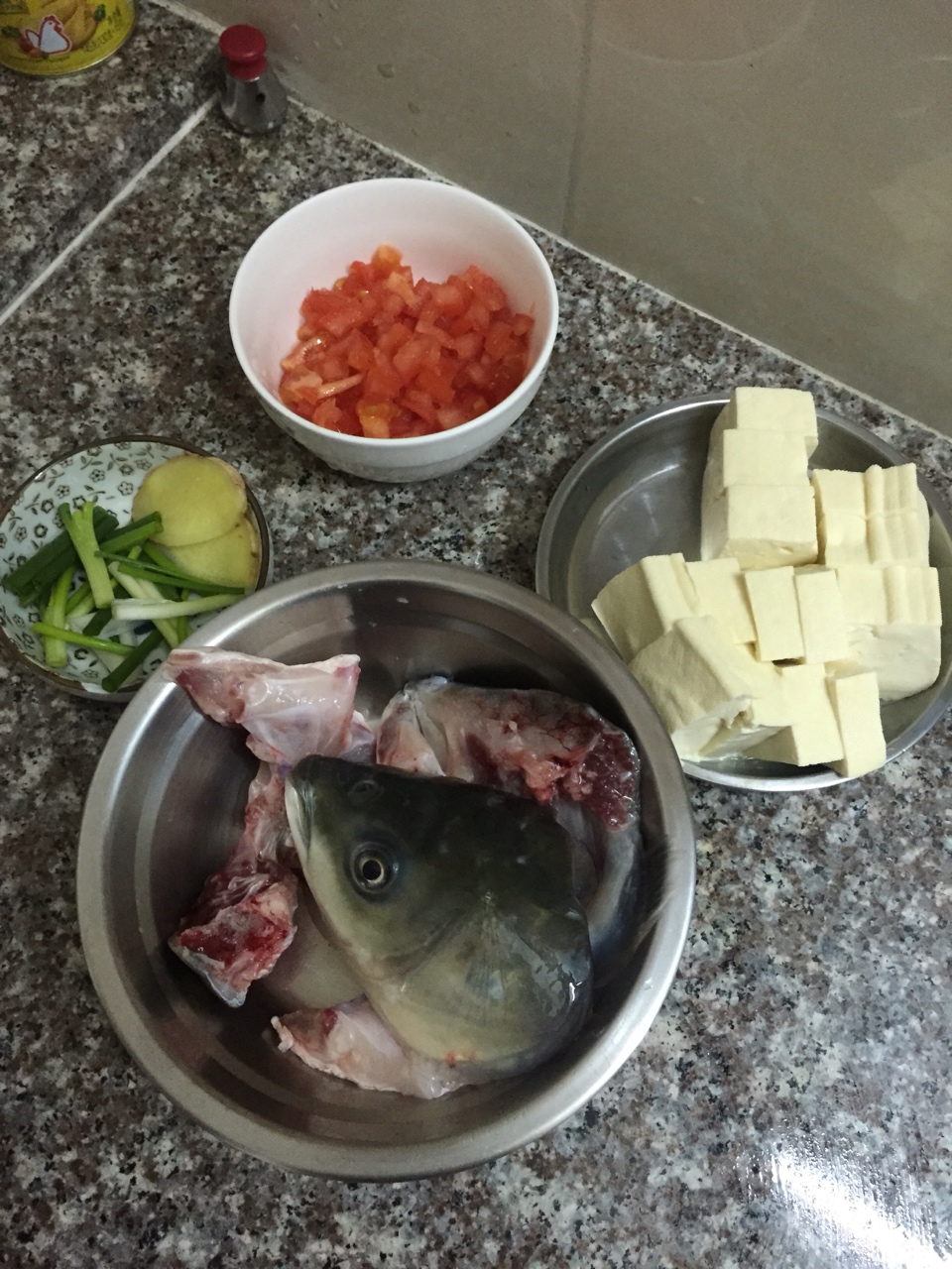 番茄魚頭豆腐湯的做法 步骤1