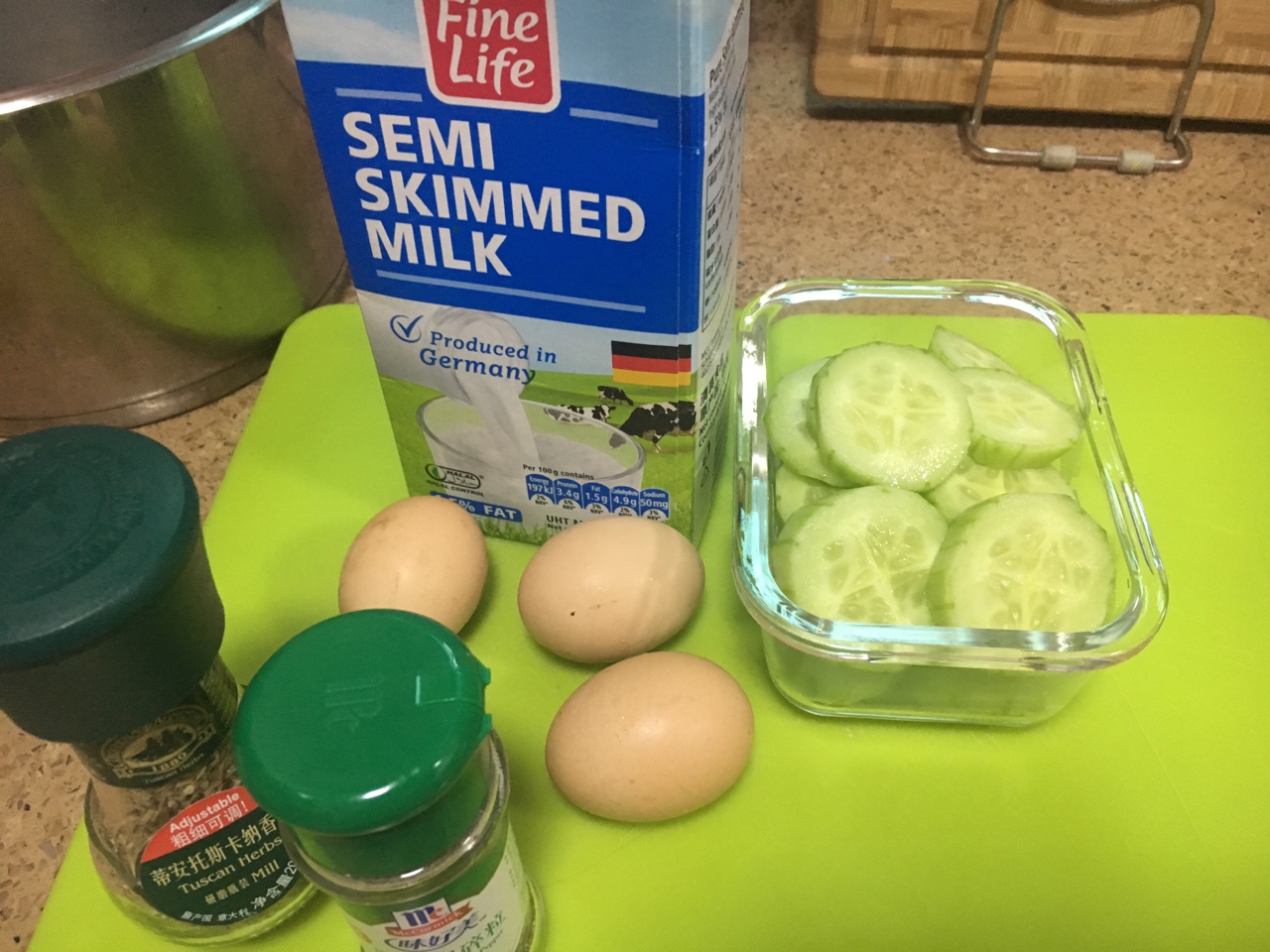 清爽的奶香黃瓜炒蛋的做法 步骤1