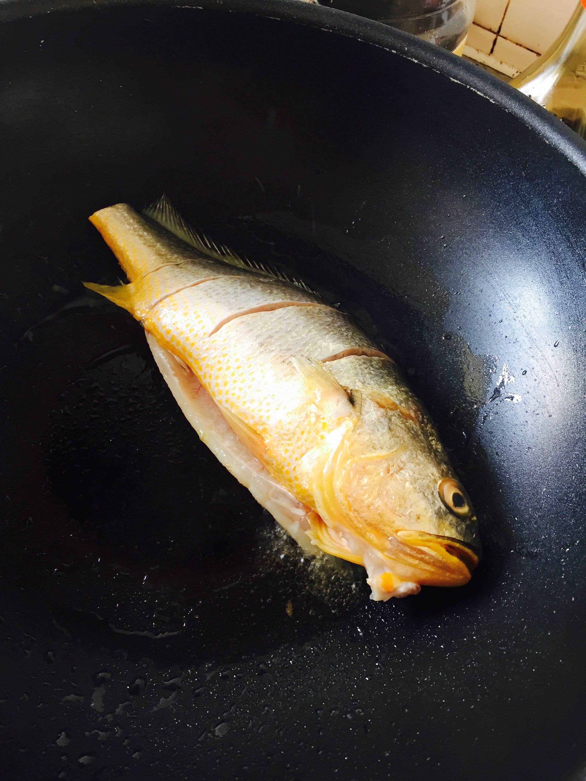 超級懶人之燜一個黃花魚的做法 步骤3