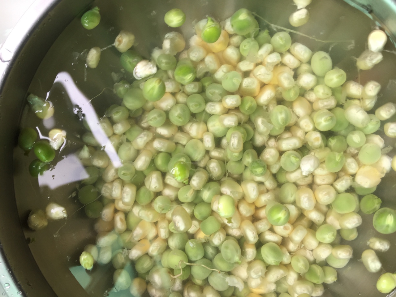 蝦仁炒玉米青豆的做法 步骤2
