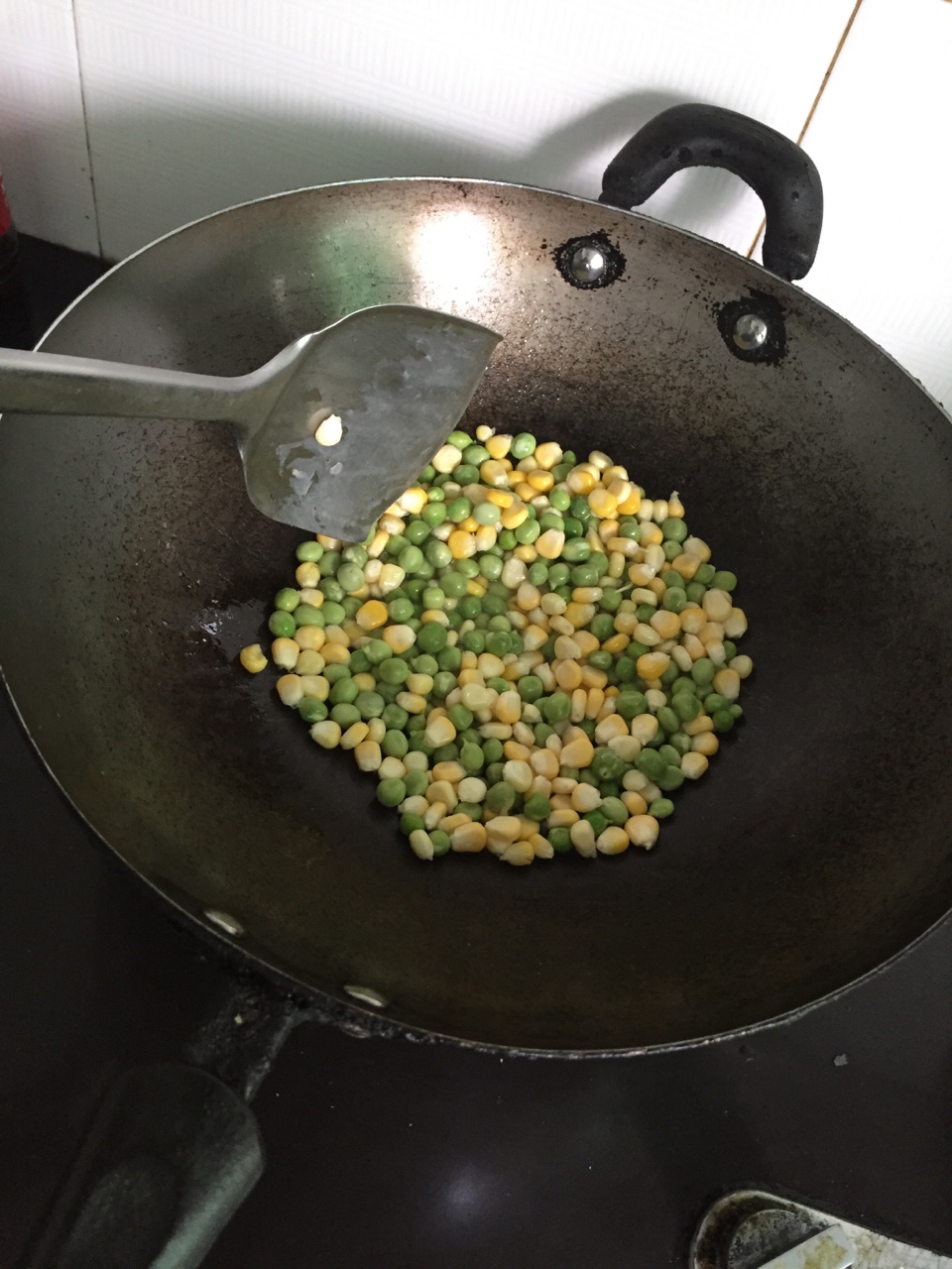 蝦仁炒玉米青豆的做法 步骤3