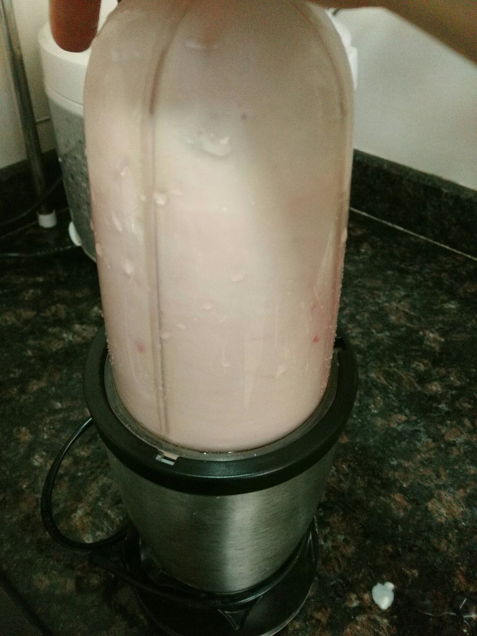 草莓堅果奶昔的做法 步骤3