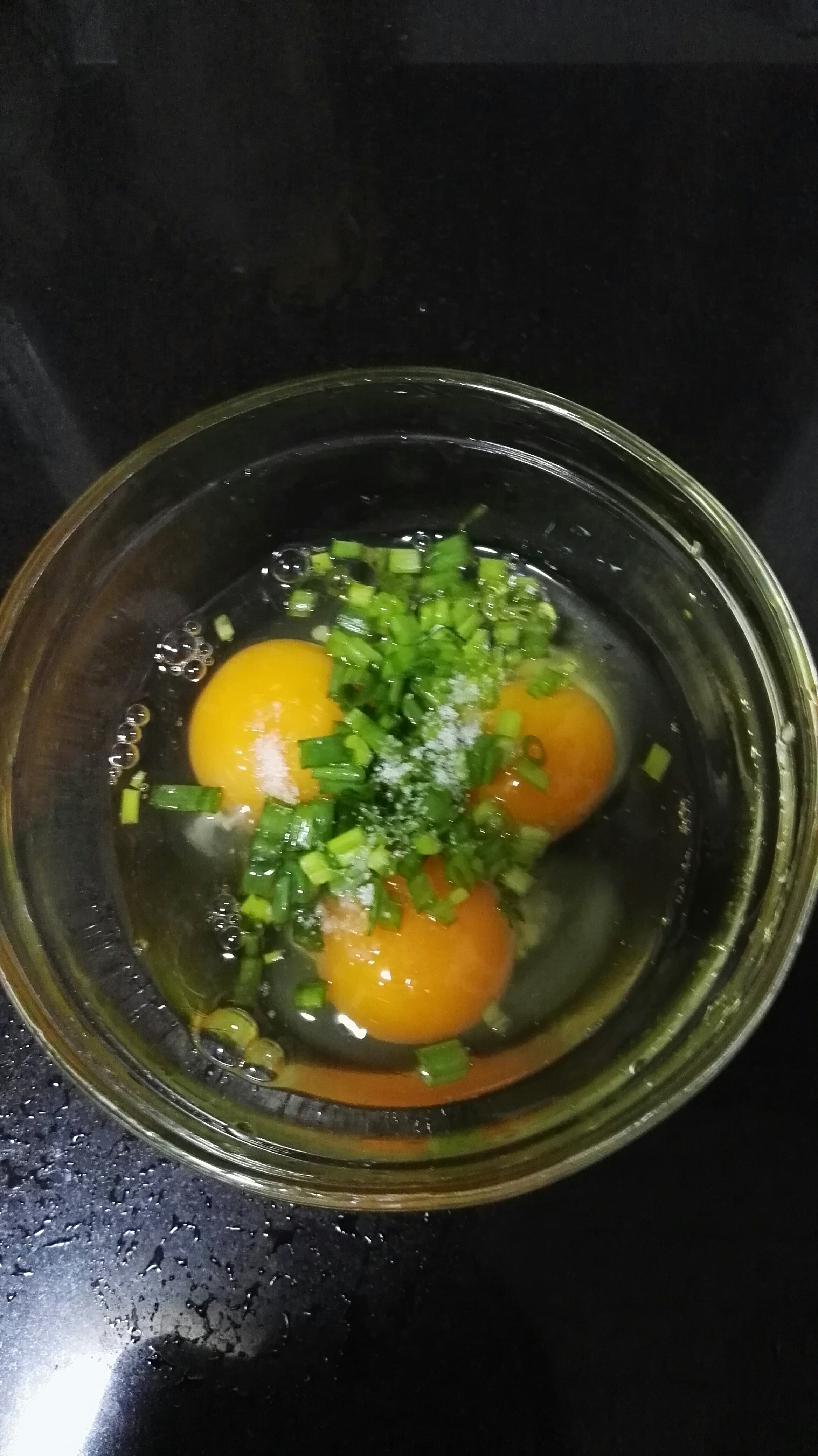 火腿腸、核桃仁雞蛋餅的做法 步骤1