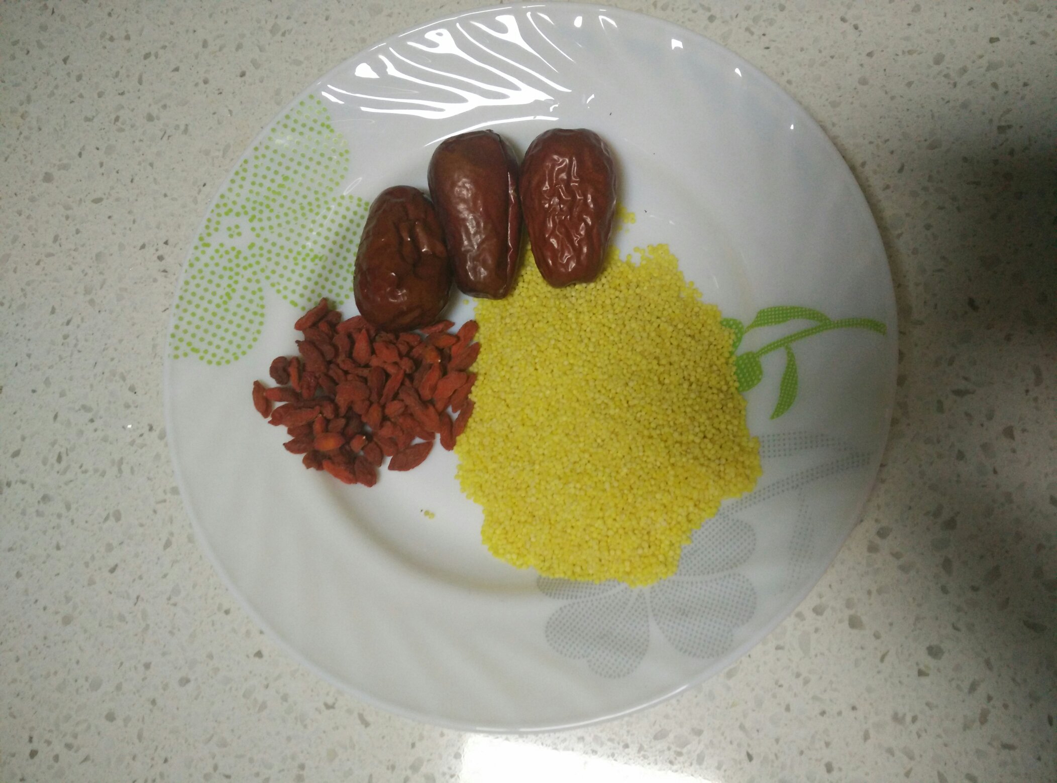 紅棗枸杞小米粥的做法 步骤1