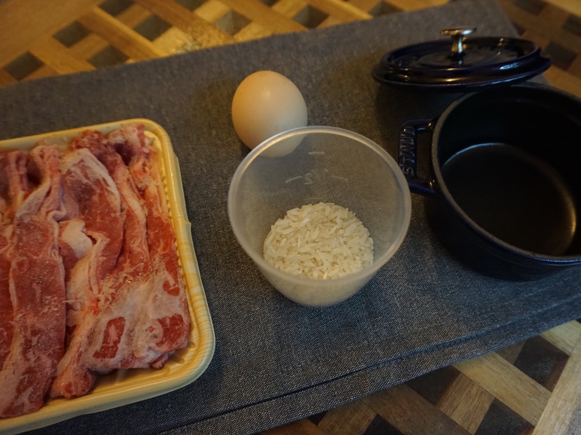 ＃我有一個鑄鐵鍋＃之日式窩蛋肥牛飯（10cm staub鑄鐵鍋版）的做法 步骤1
