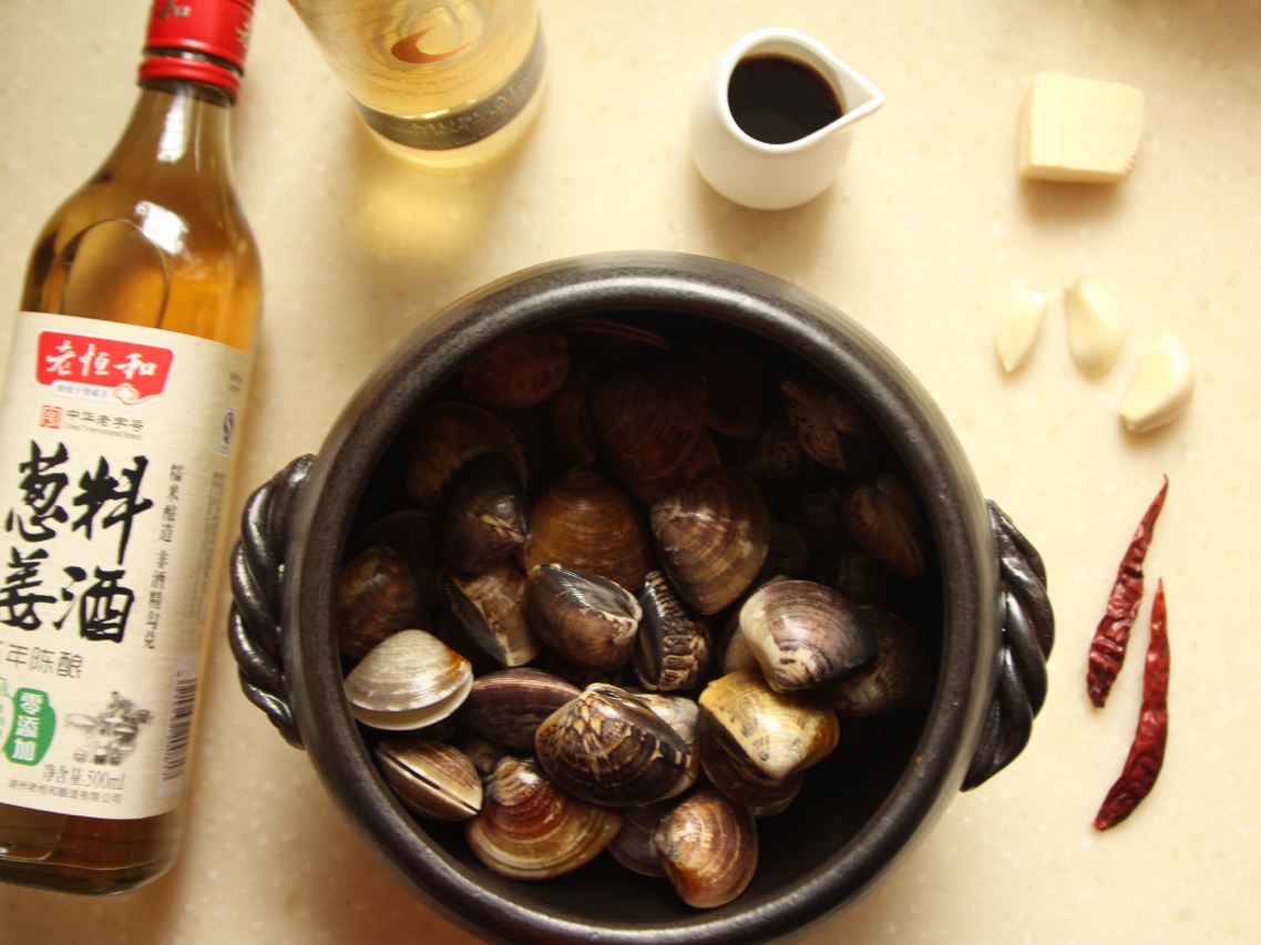 酒蒸蛤蜊—老恆和料酒版的做法 步骤2