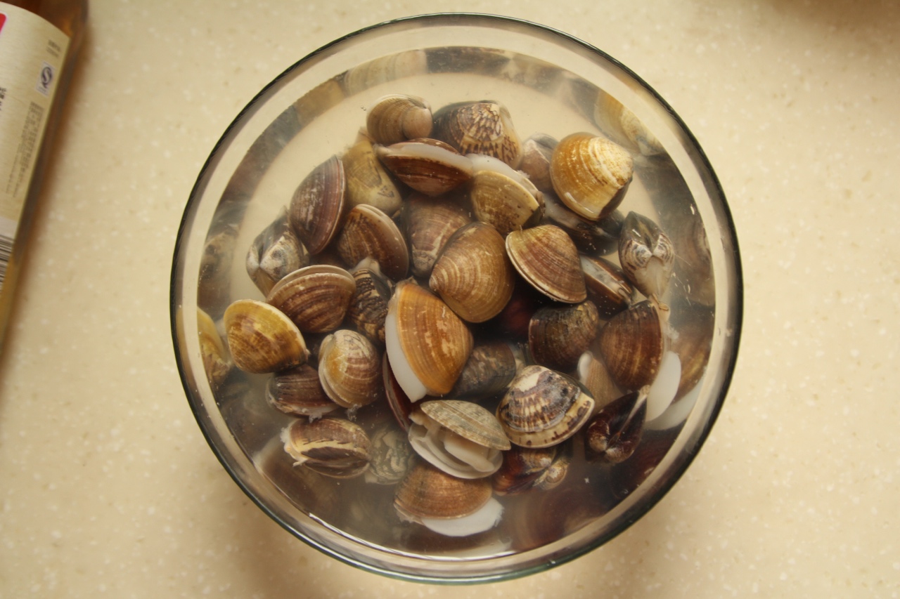 酒蒸蛤蜊—老恆和料酒版的做法 步骤1