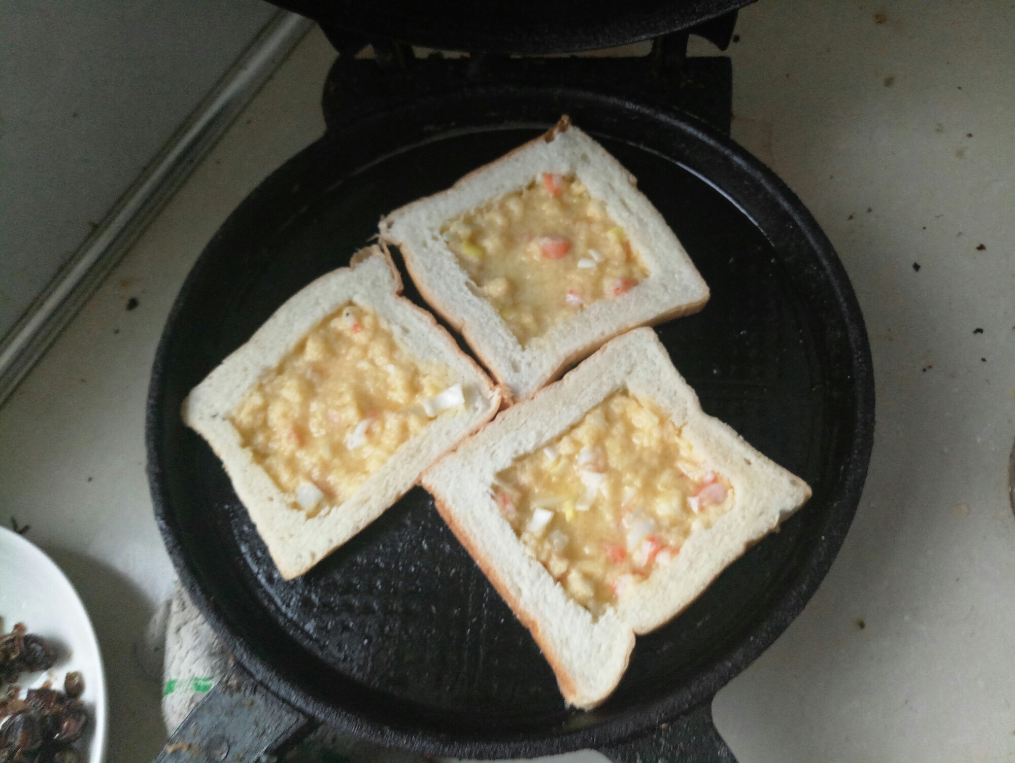 雞蛋蝦仁三明治的做法 步骤4