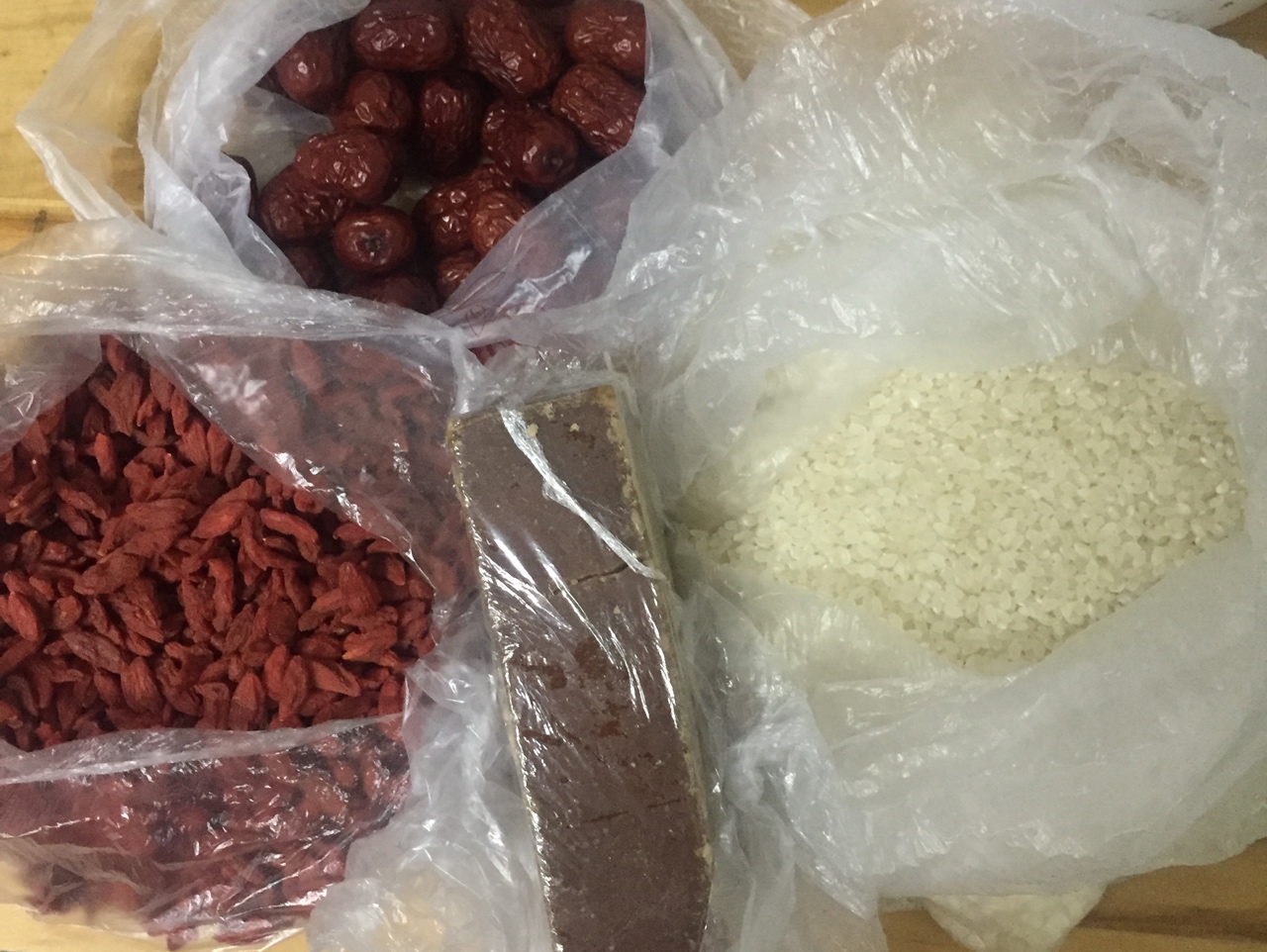 紅棗枸杞紅糖燕麥粥的做法 步骤1