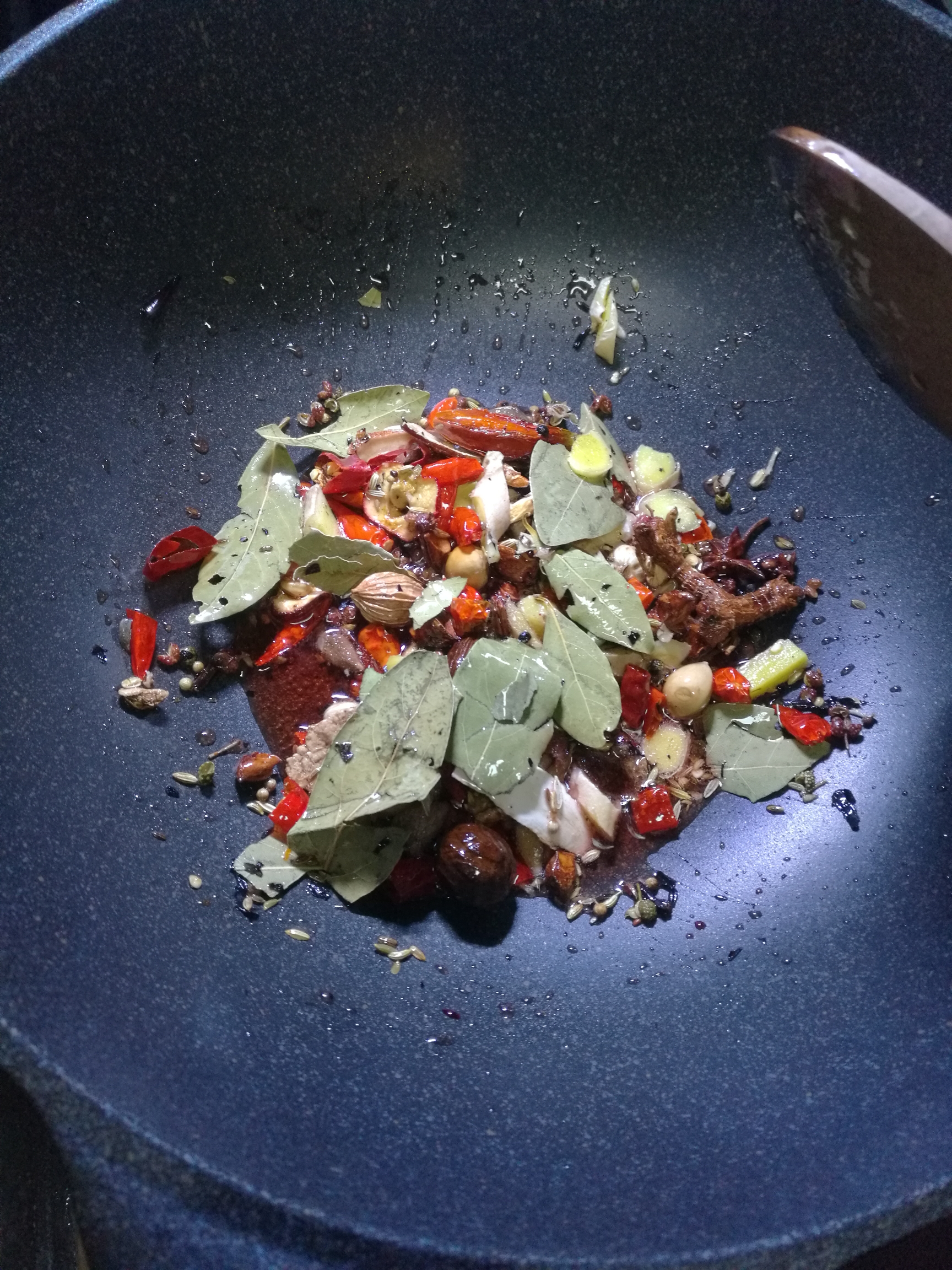 紅燒牛腩煲胡蘿卜的做法 步骤3
