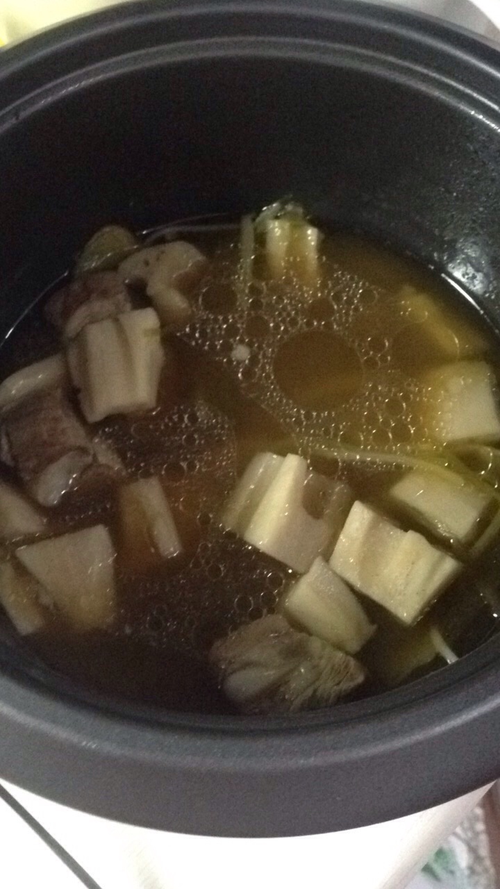 電飯煲排骨連藕湯面的做法 步骤2