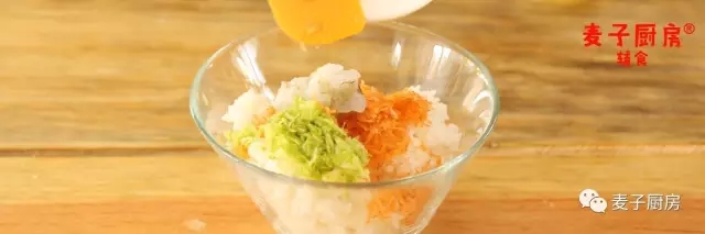 輔食 | 愛心鮮蝦蔬菜飯團的做法 步骤1