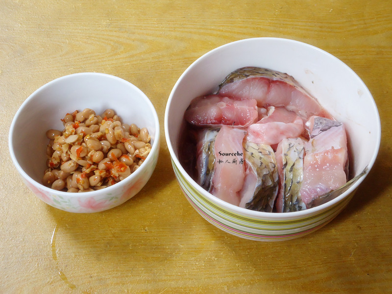 臘八豆燜魚的做法 步骤1
