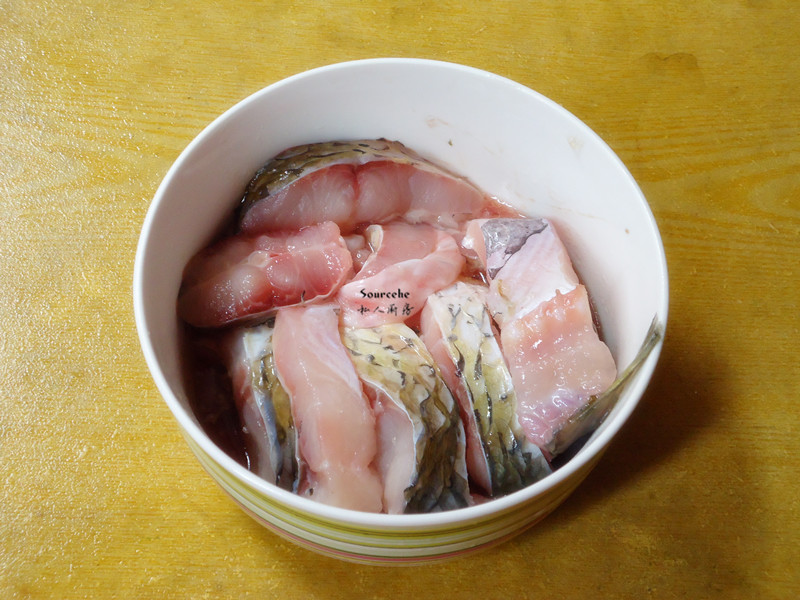 臘八豆燜魚的做法 步骤2