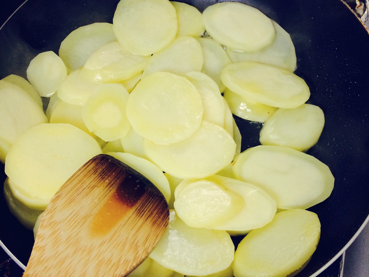 土豆片炒泡菜（辣白菜）的做法 步骤2