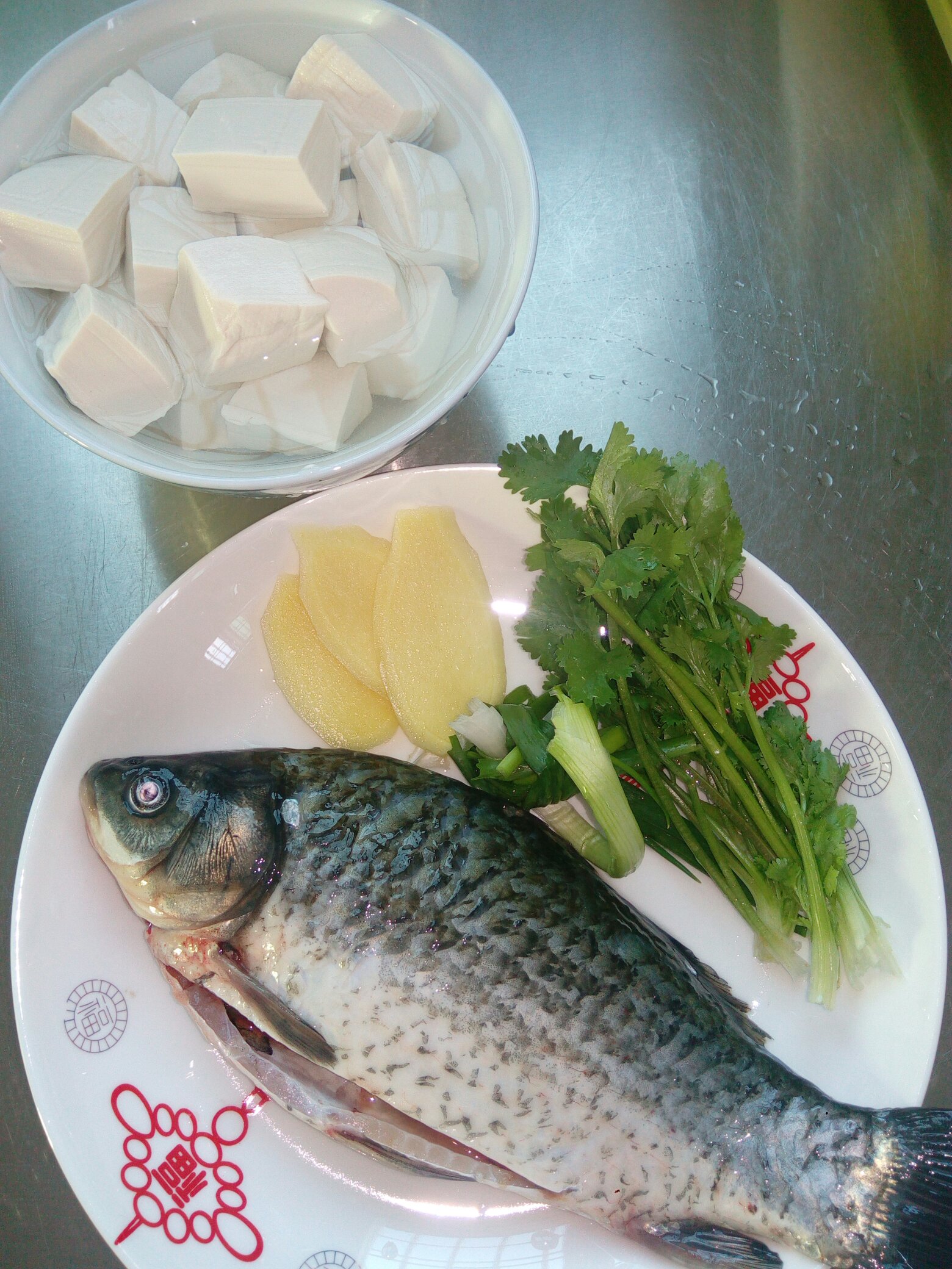 簡易鮮美的鯽魚豆腐湯的做法 步骤1