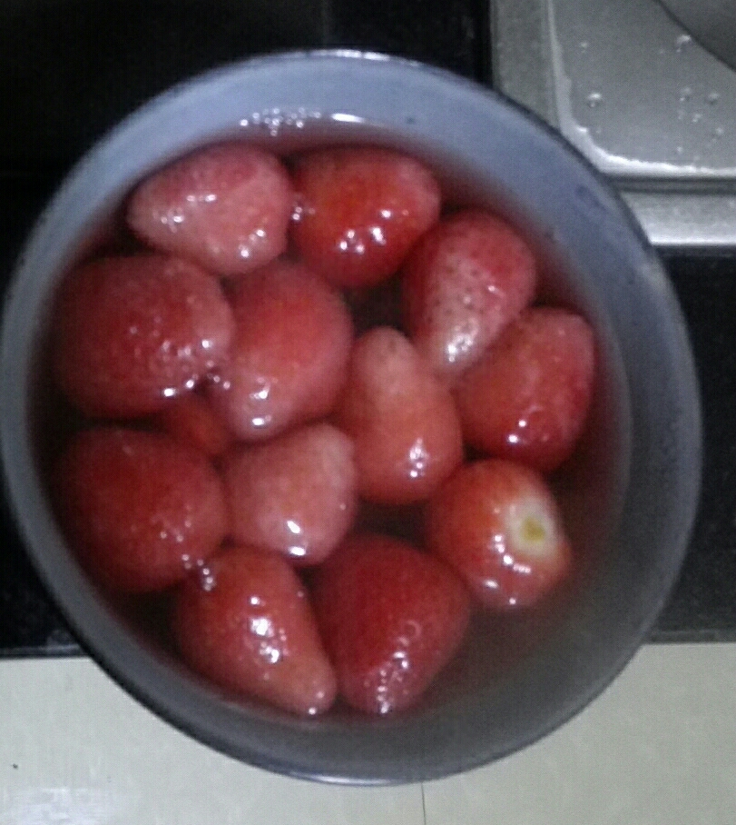 草莓糖水的做法 步骤1