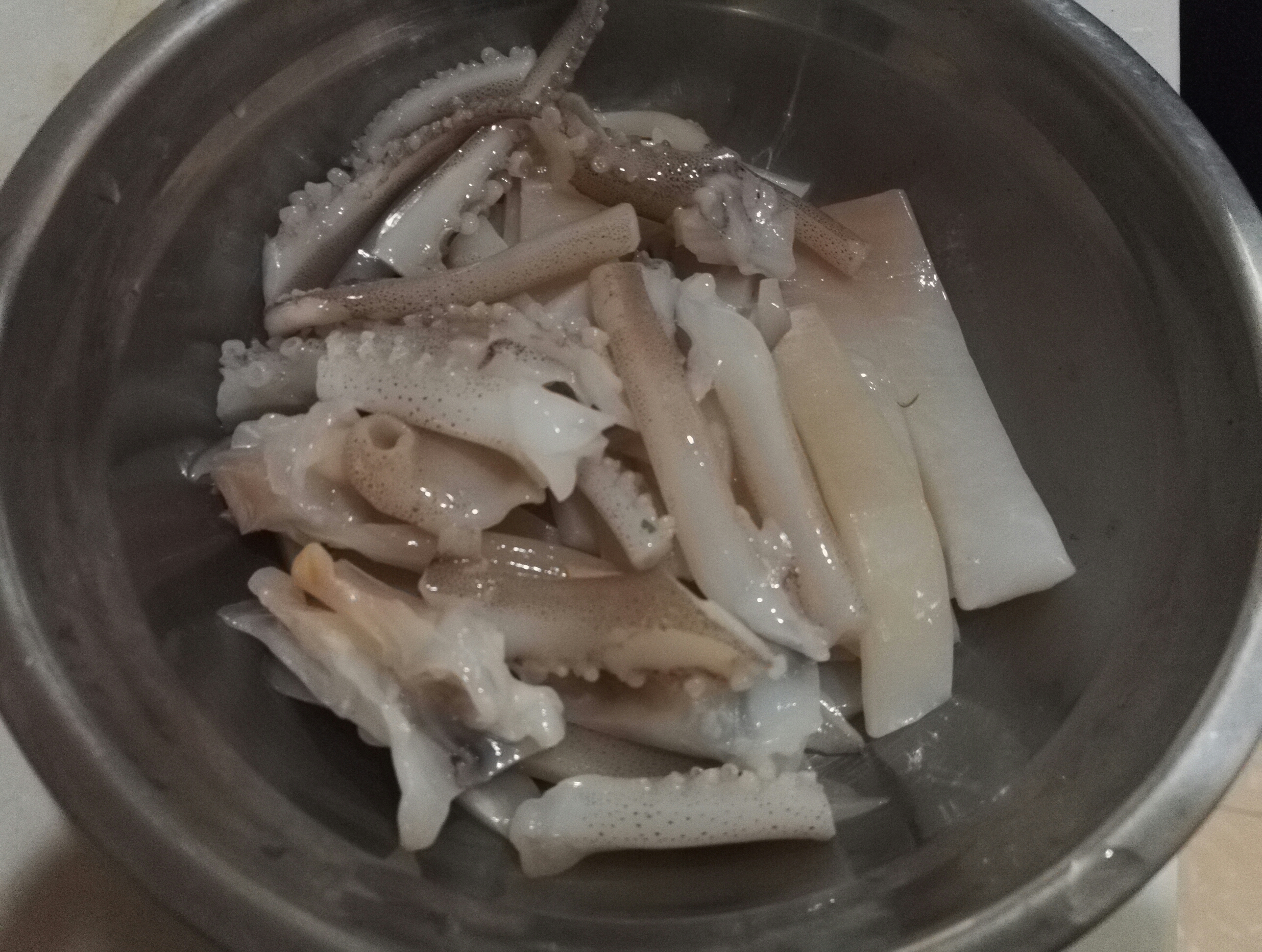 蒜黃香菜炒魷魚的做法 步骤3