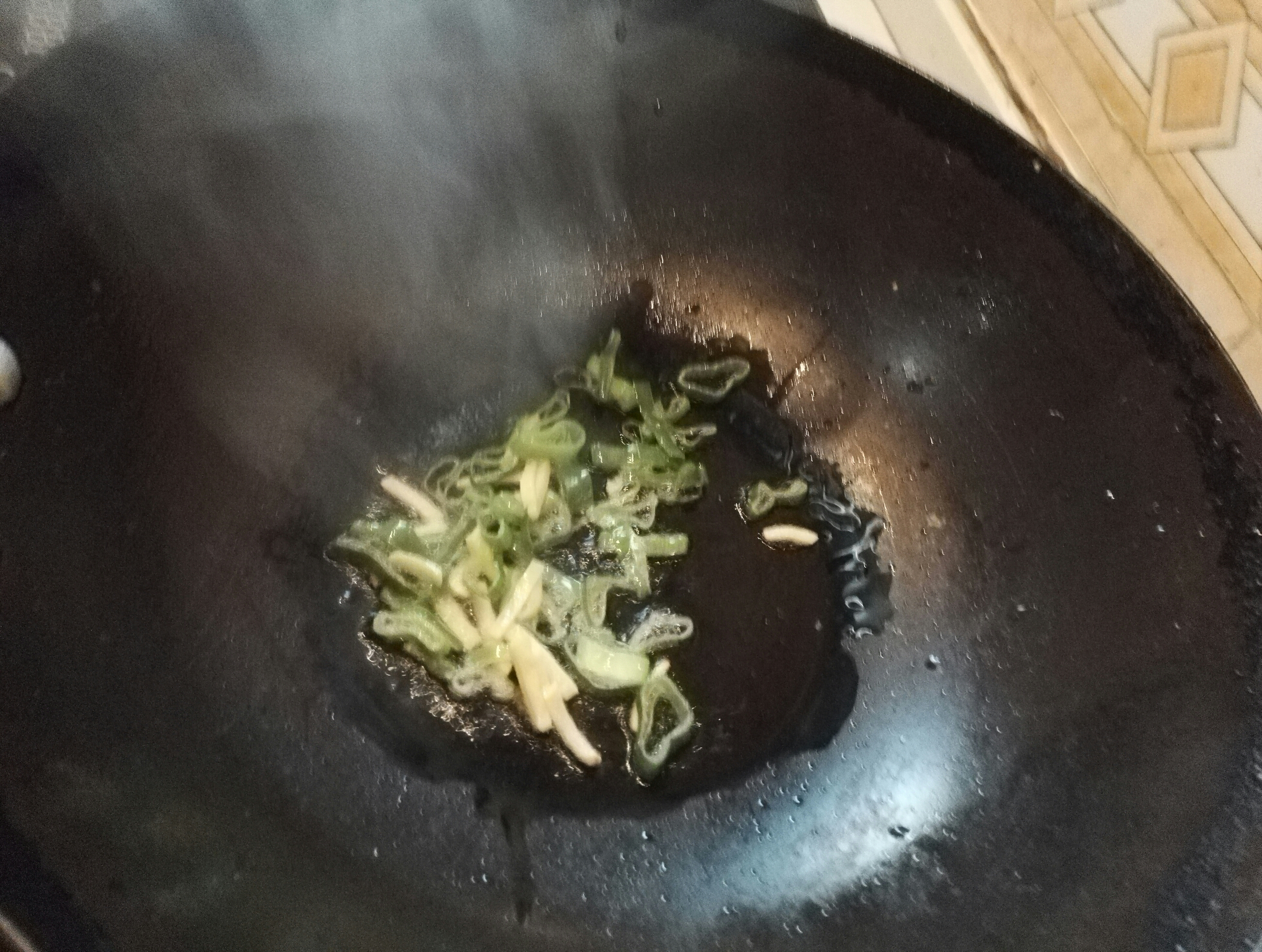 蒜黃香菜炒魷魚的做法 步骤5