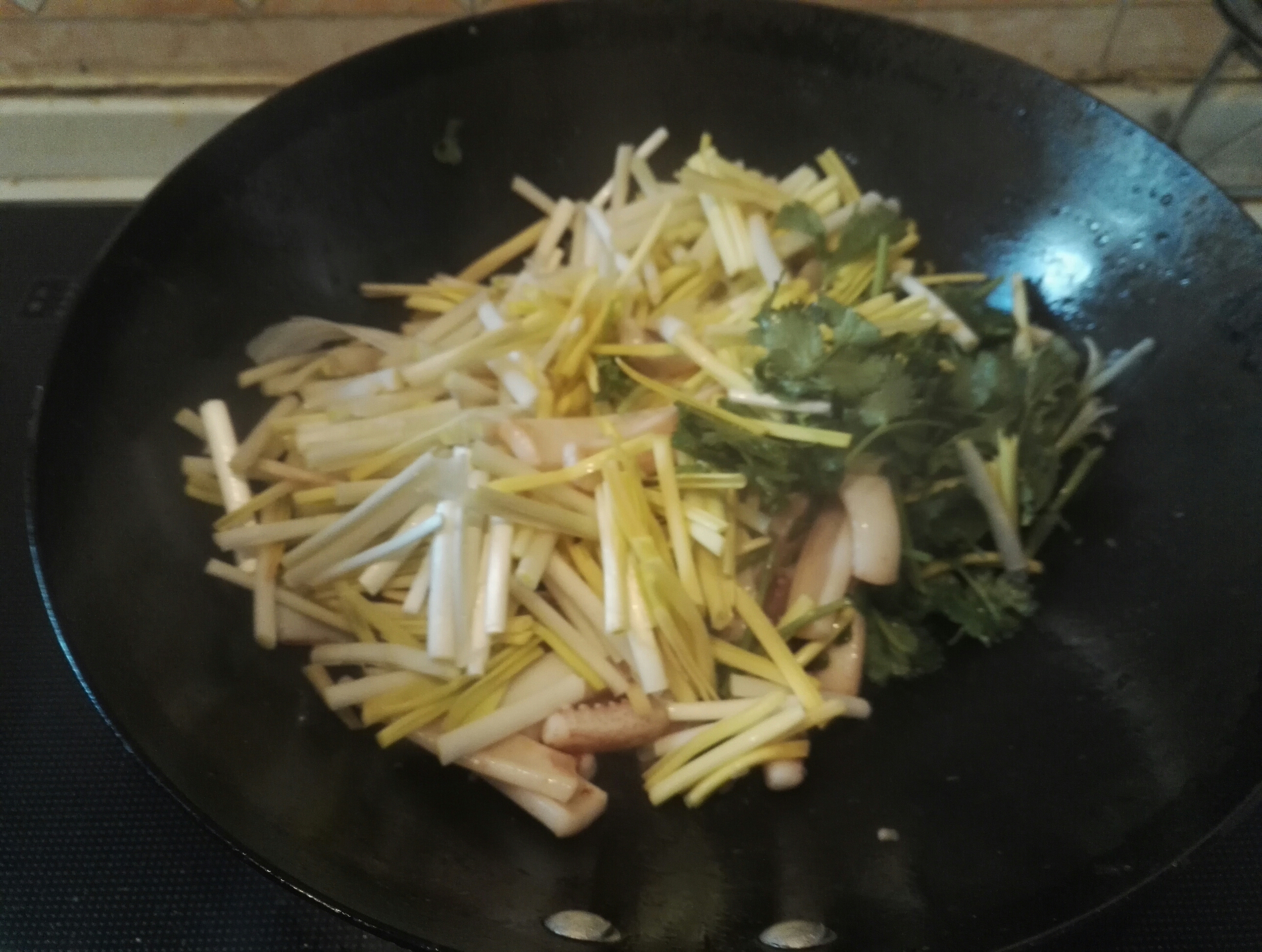 蒜黃香菜炒魷魚的做法 步骤7