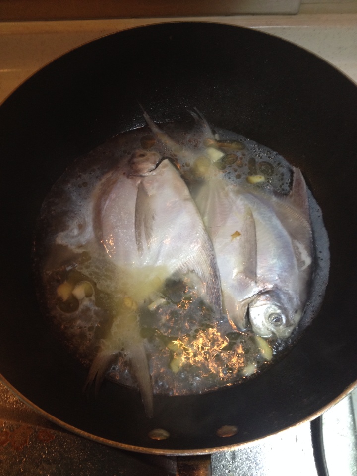 豆醬燜白鯧魚的做法 步骤3