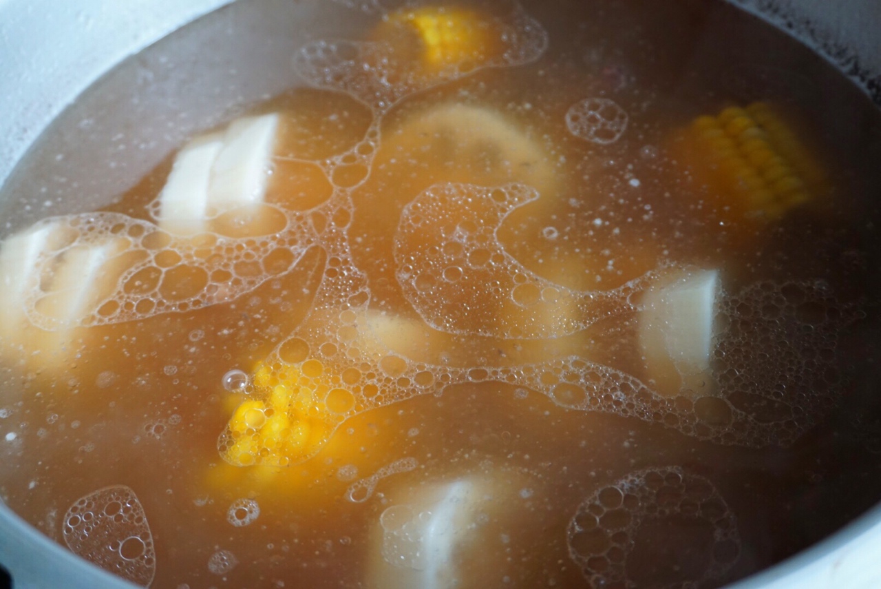 玉米蓮藕筒骨湯的做法 步骤7