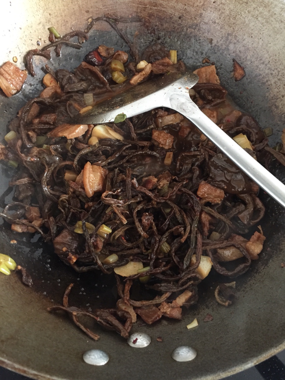 五花肉炒干豆角茶樹菇的做法 步骤3