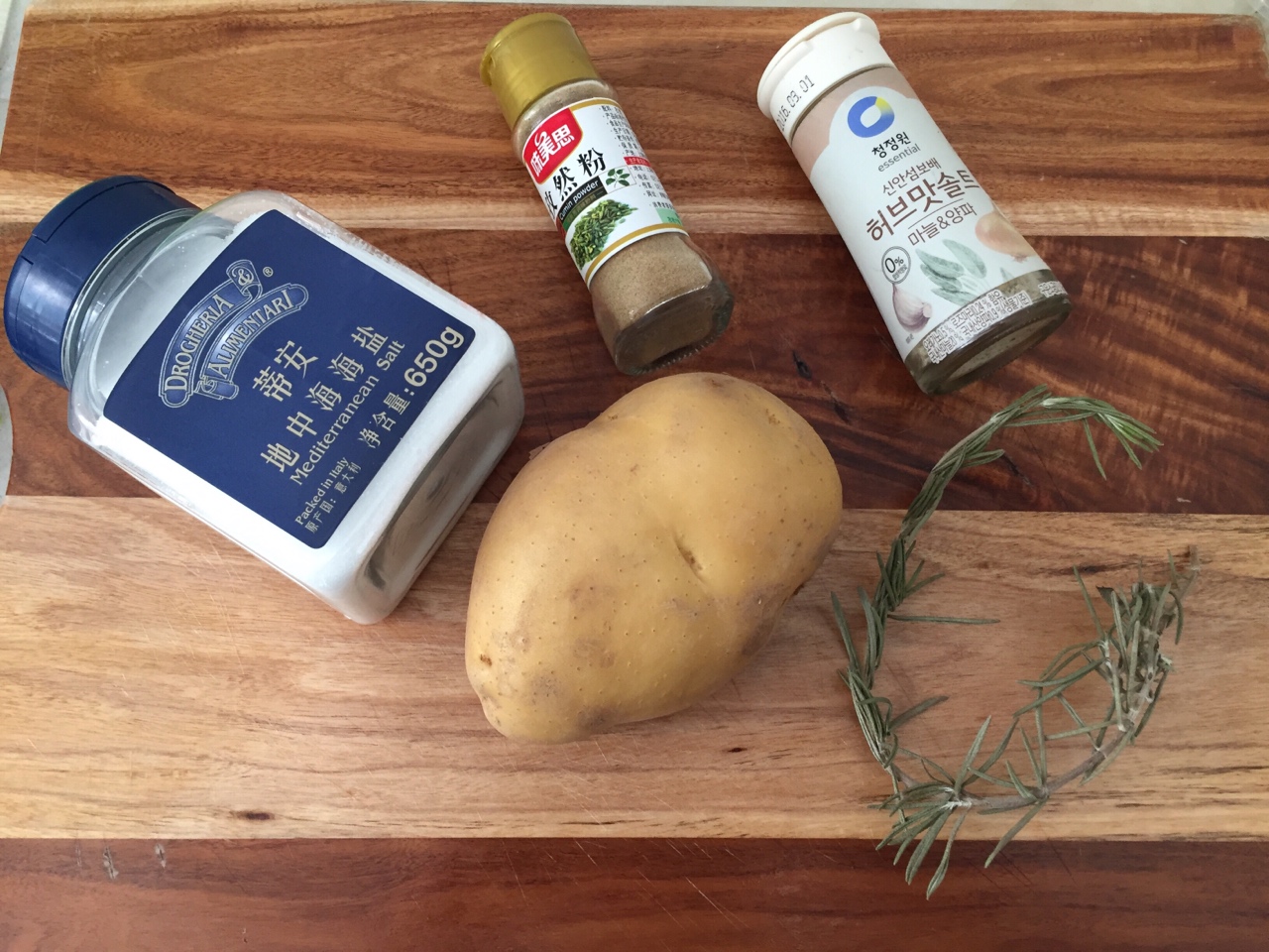 迷迭香煎土豆的做法 步骤1