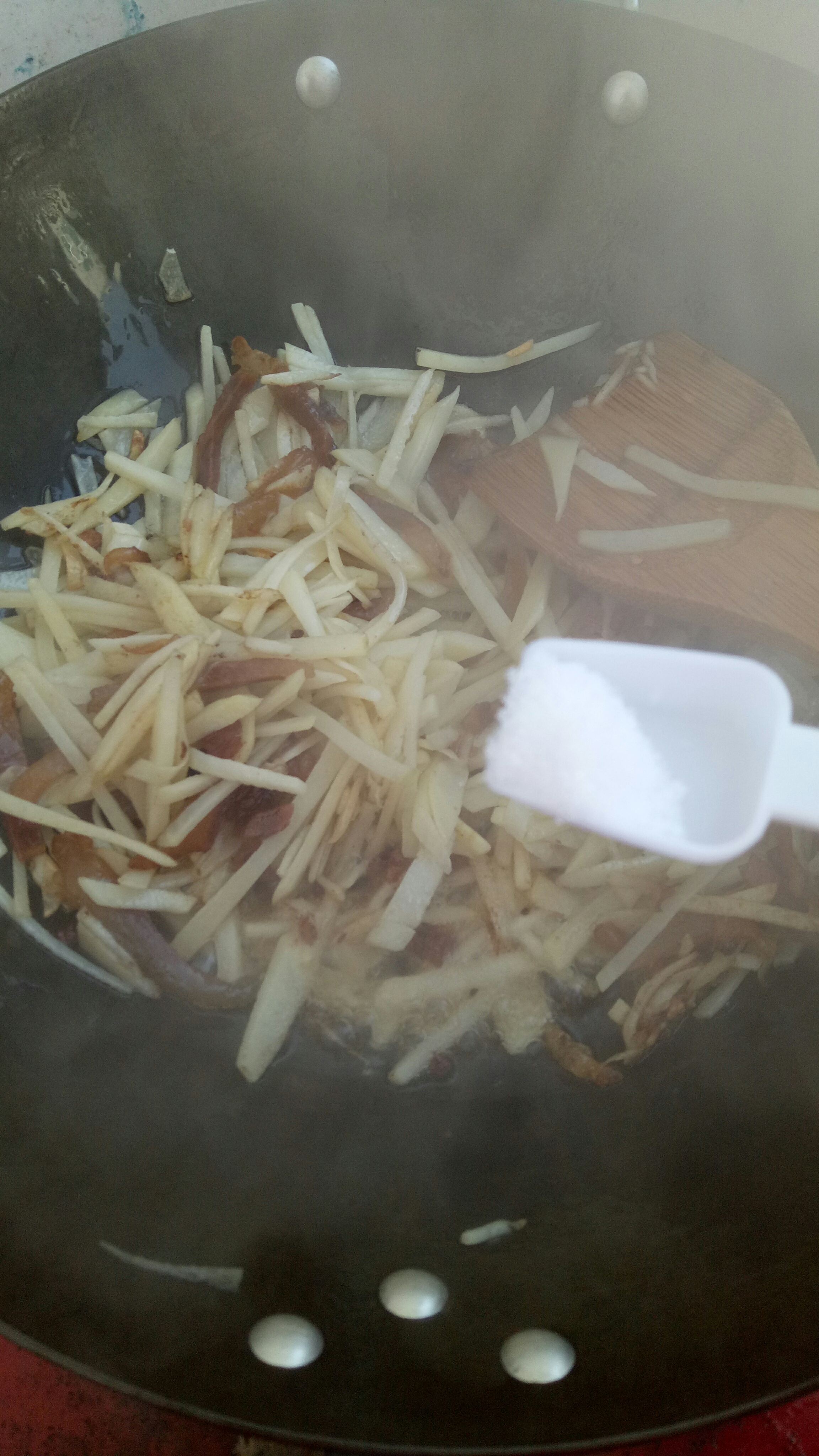 臘肉炒土豆的做法 步骤4
