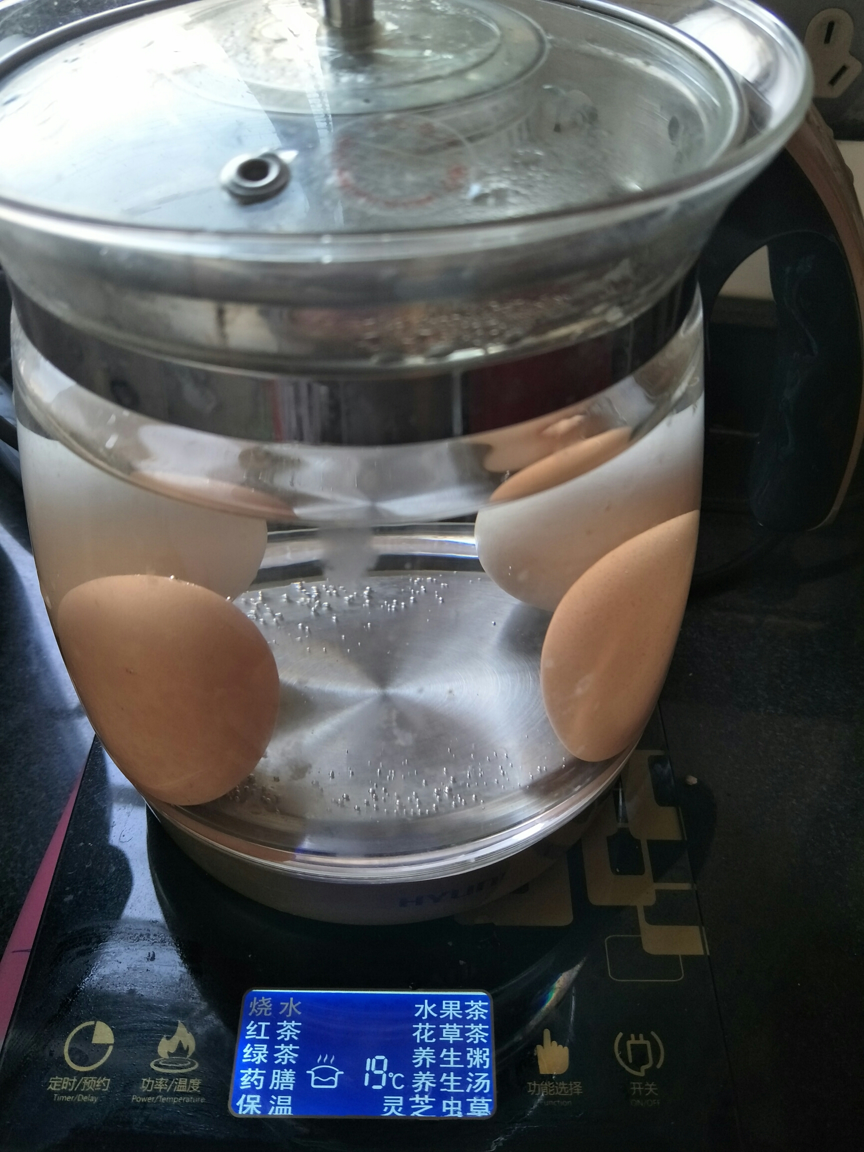 巧煮白蛋之給我一壺水的時間的做法 步骤1