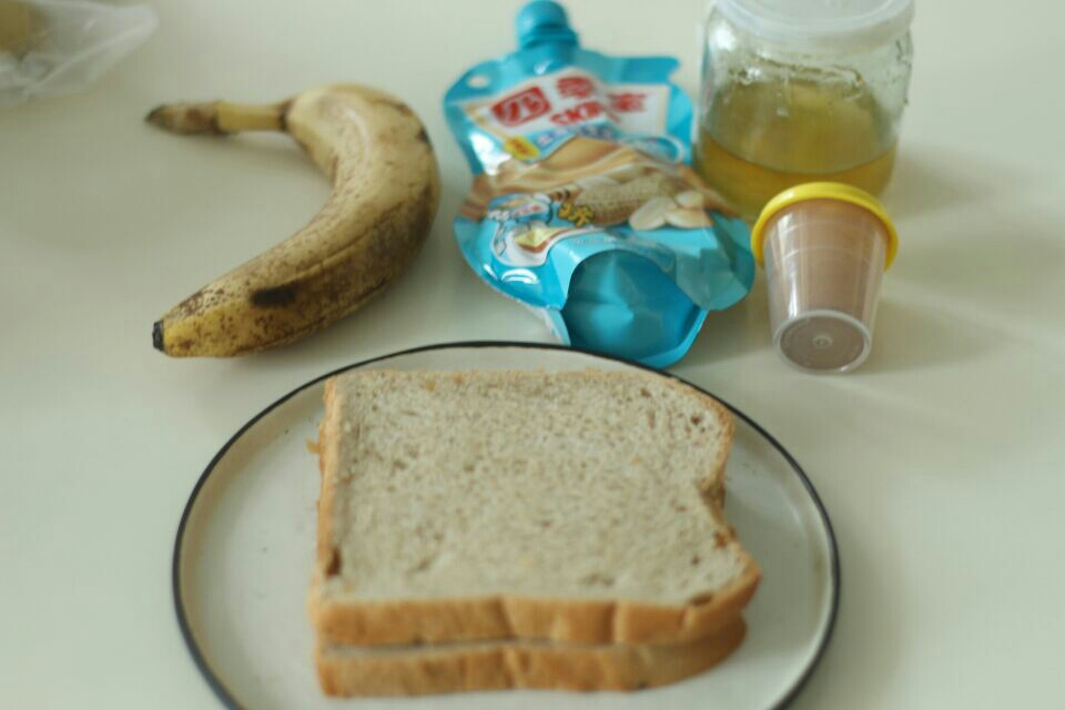 花生醬香蕉三明治的做法 步骤1