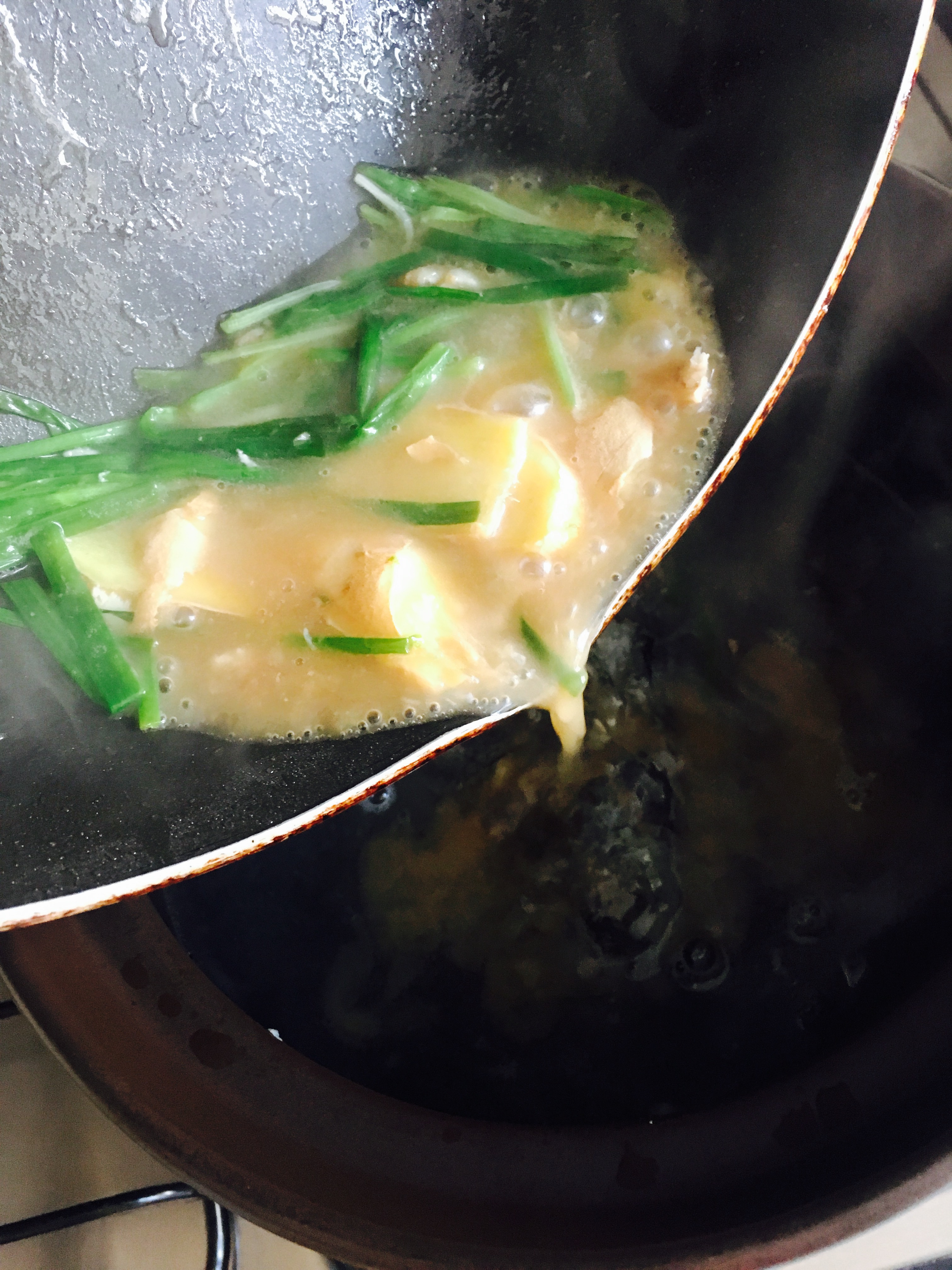 如何煮一鍋奶白的魚頭豆腐湯的做法 步骤8