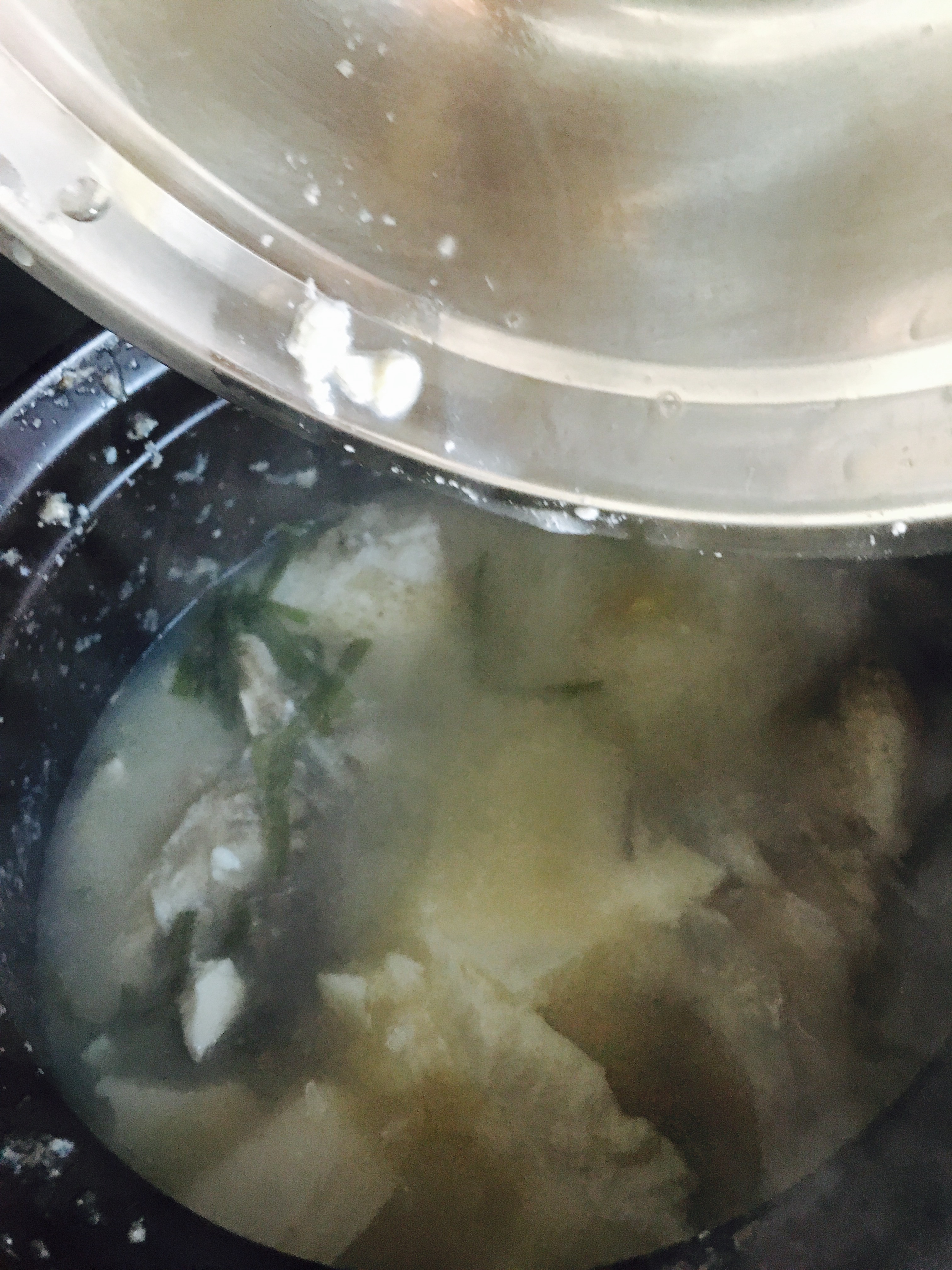 如何煮一鍋奶白的魚頭豆腐湯的做法 步骤10